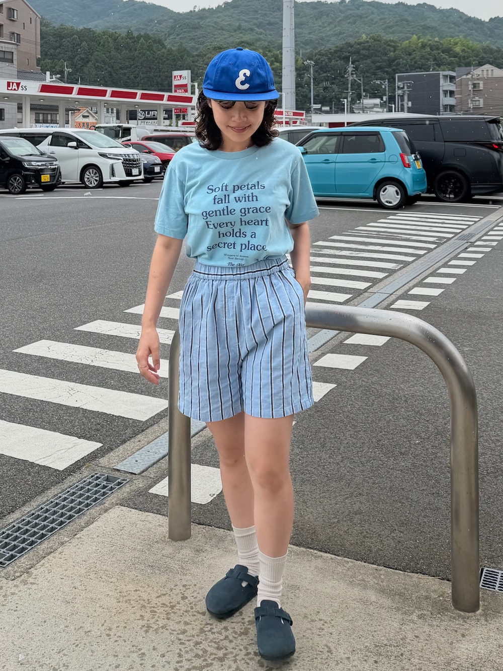 ブルー系のTシャツ/カットソー、ブルー系のその他パンツ、ブルー系のサンダルを着用したレディースの夏コーディネートの3枚目の写真