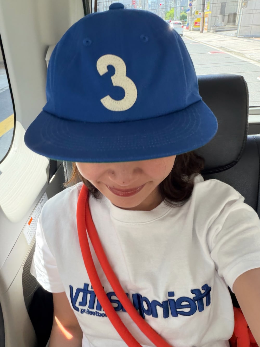 ホワイト系のTシャツ/カットソー、ブルー系のその他パンツ、ブルー系のサンダルを着用したレディースの夏コーディネートの3枚目の写真