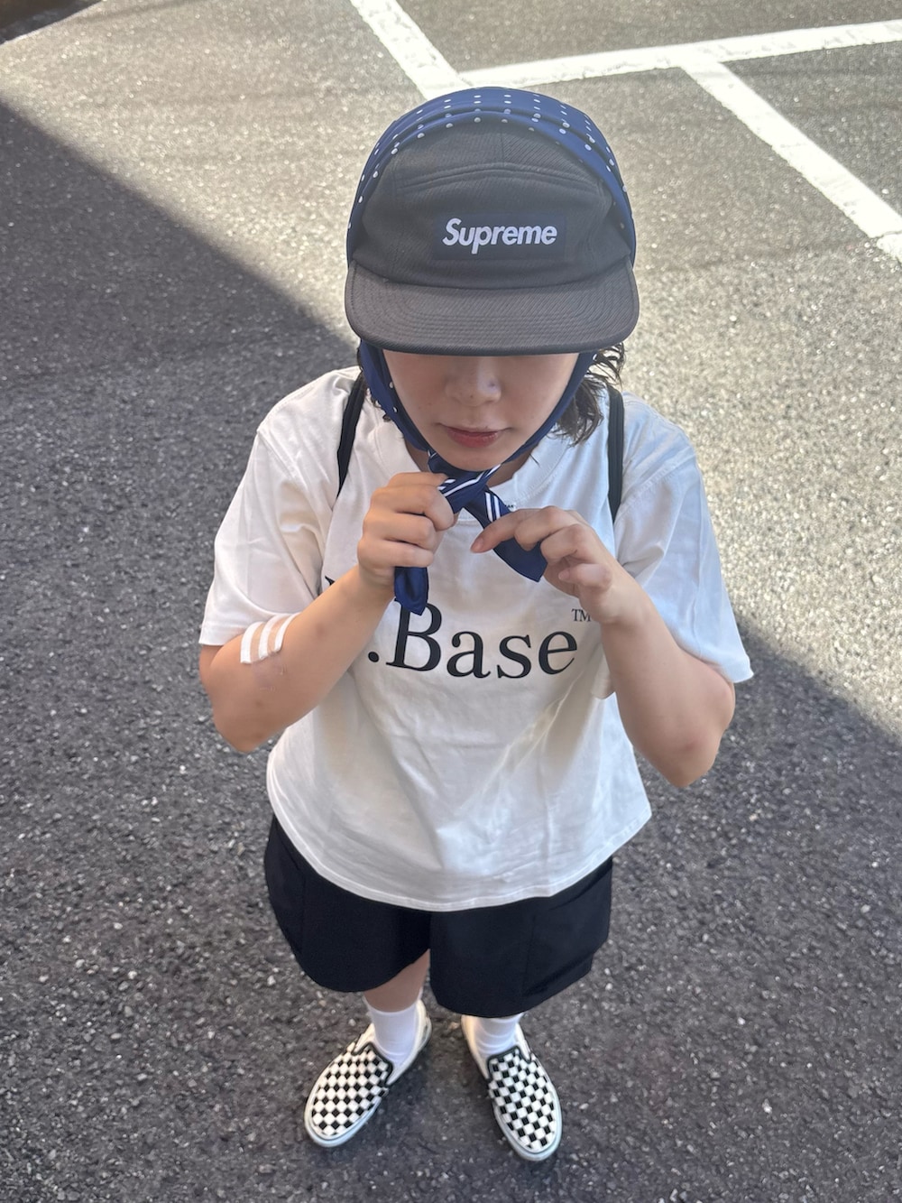 ホワイト系のスリッポン、ホワイト系のTシャツ/カットソー、ブラック系のパンツを着用したレディースの夏コーディネートの2枚目の写真