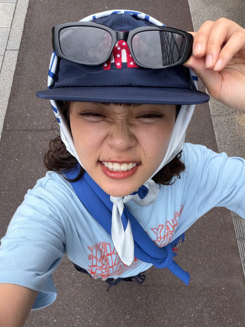 ブルー系のTシャツ/カットソー、ブルー系のハンドバッグ、ブルー系のサンダルを着用したレディースの春コーディネートの3枚目の写真