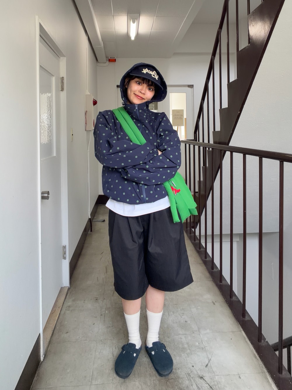 ブルー系のジャケット/アウター、ブラック系のパンツ、ブルー系のサンダルを着用したレディースの春コーディネートの2枚目の写真