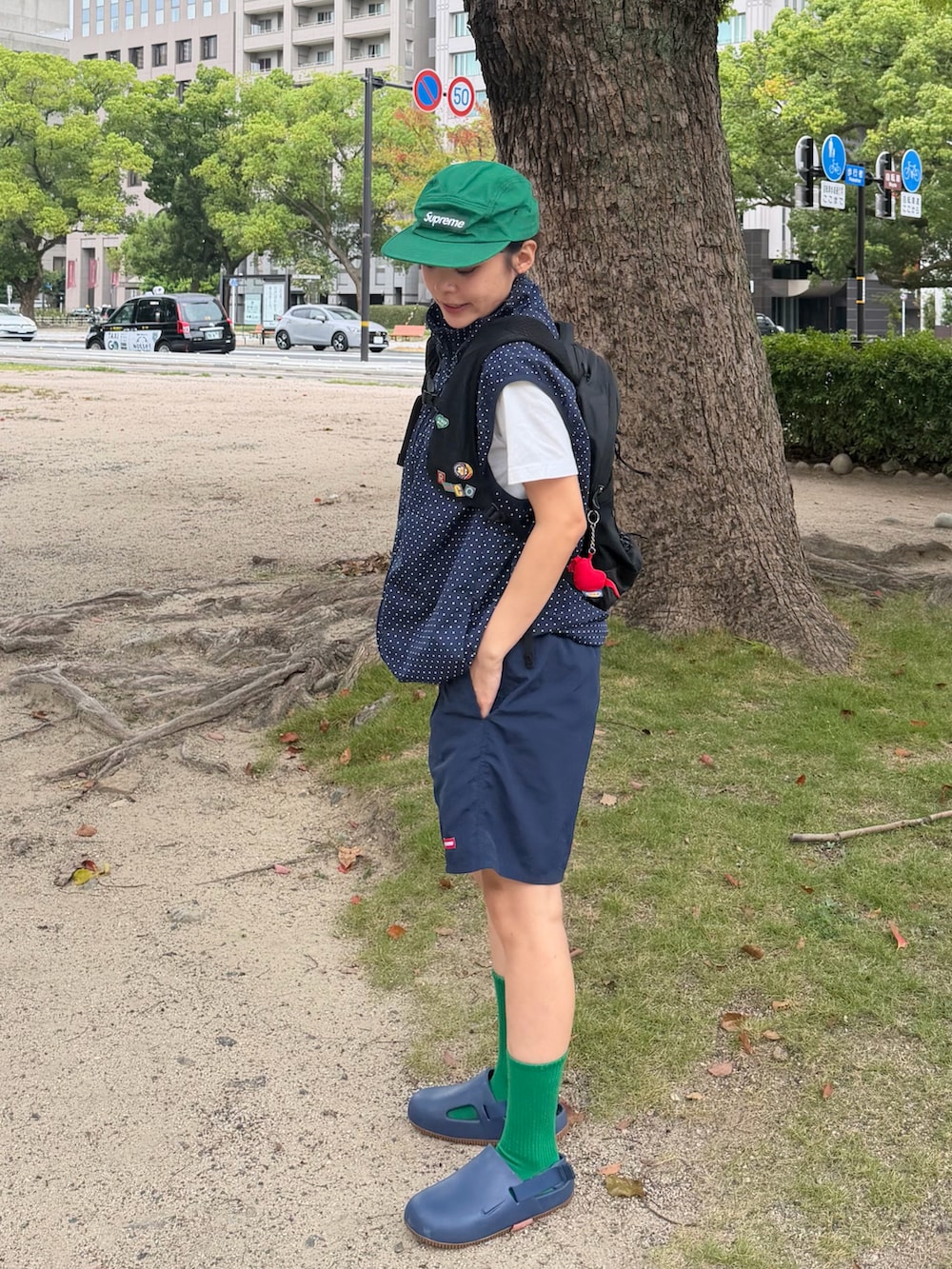 ブルー系のベスト、ホワイト系のTシャツ/カットソー、ブルー系のパンツを着用したレディースの秋コーディネートの3枚目の写真