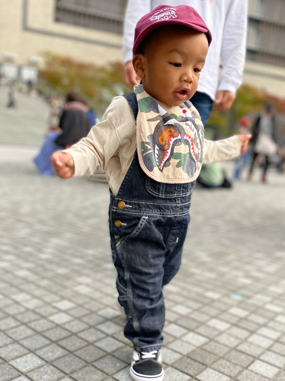 ブラック系のオールインワン・サロペット、ベージュ系のTシャツ/カットソー、ベージュ系のその他を着用したキッズの秋コーディネートの2枚目の写真