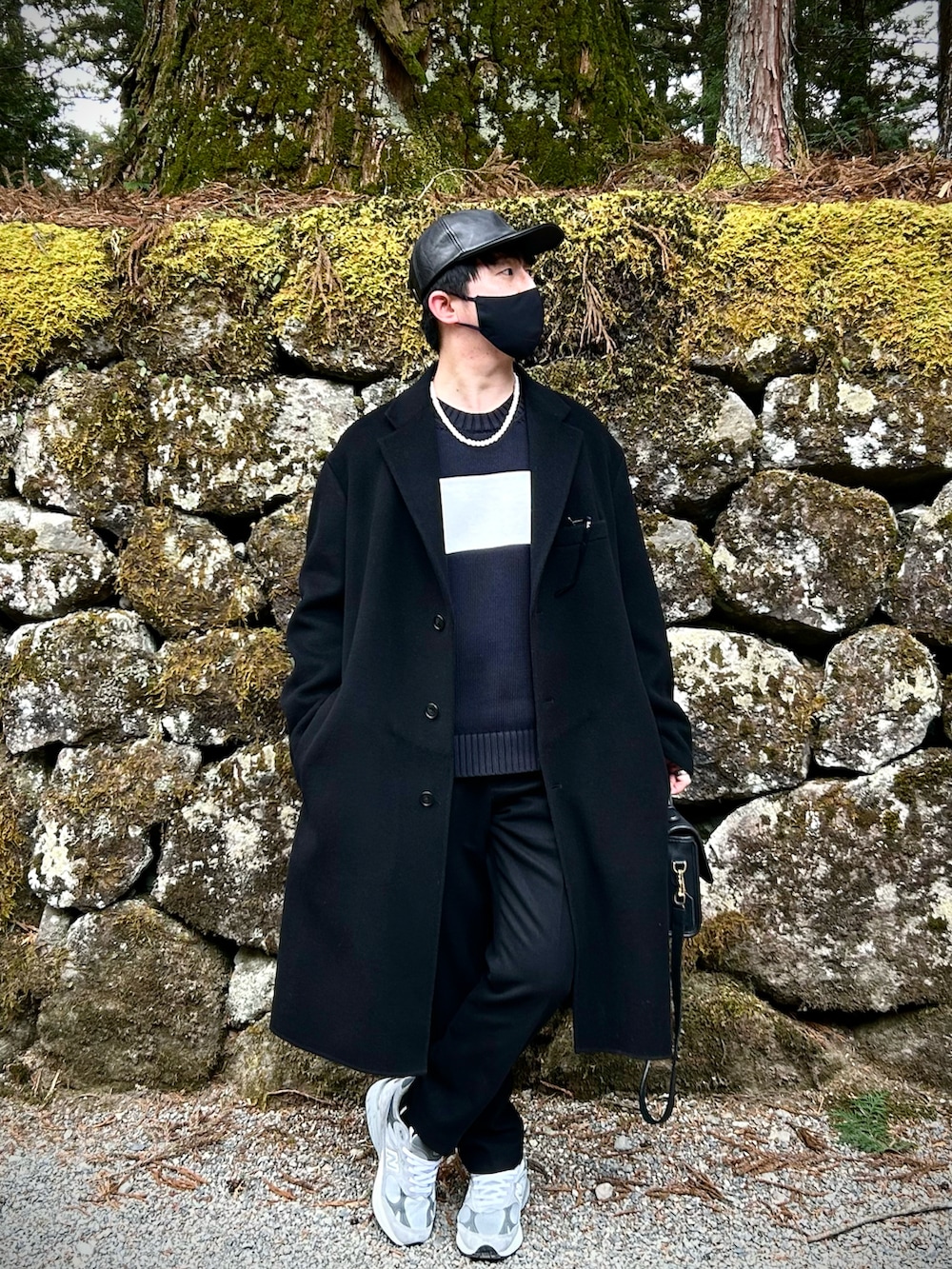 ブラック系のニット/セーター、ブラック系のジャケット/アウター、ブラック系のスラックスを着用したメンズの夏コーディネートの2枚目の写真