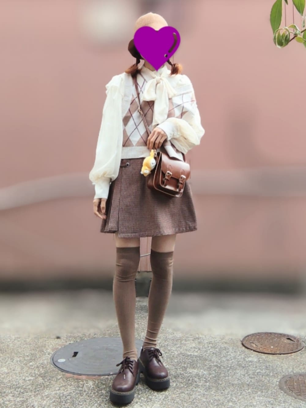 ブラウン系のスカート、ブラウン系のテーラードジャケット、ベージュ系のベストを着用したレディースの秋コーディネートの2枚目の写真