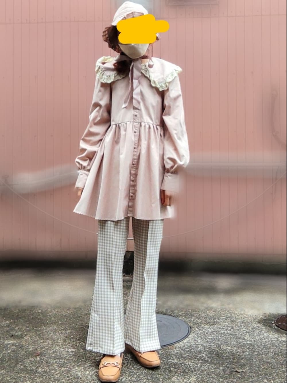 ベージュ系のパンツ、ピンク系のシャツ/ブラウスを着用したレディースの春コーディネートの2枚目の写真