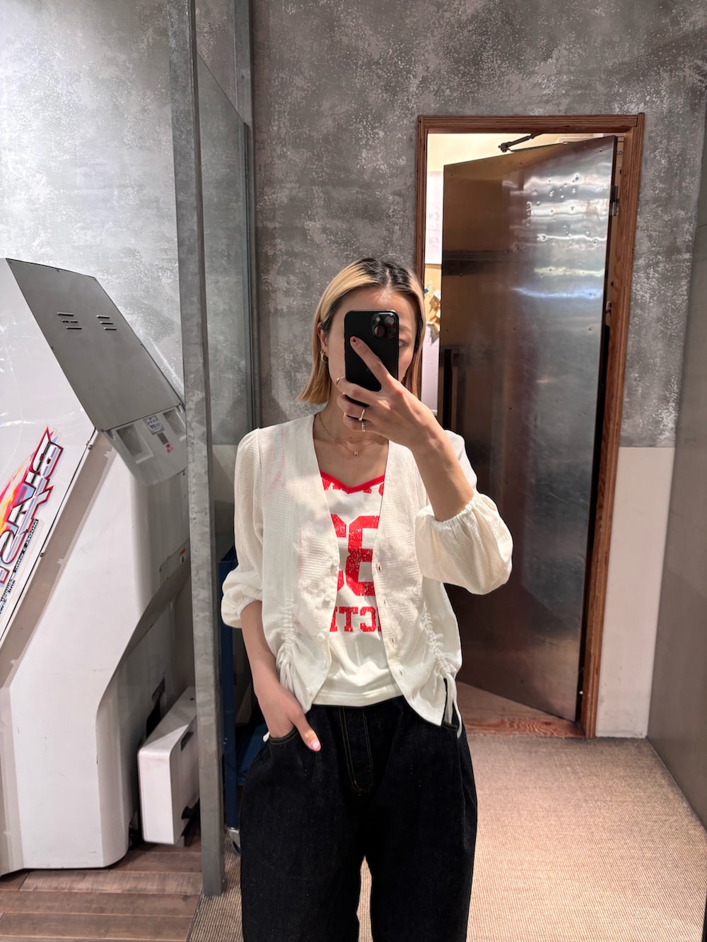 ブルー系のデニムパンツ、ホワイト系のキャミソール、ホワイト系のシャツ/ブラウスを着用したレディースの春コーディネートの2枚目の写真