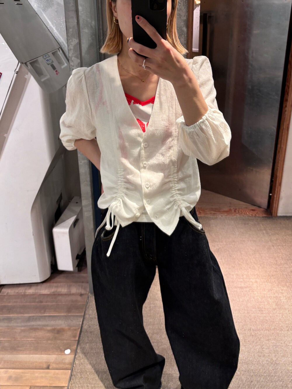 ブルー系のデニムパンツ、ホワイト系のキャミソール、ホワイト系のシャツ/ブラウスを着用したレディースの春コーディネートの3枚目の写真