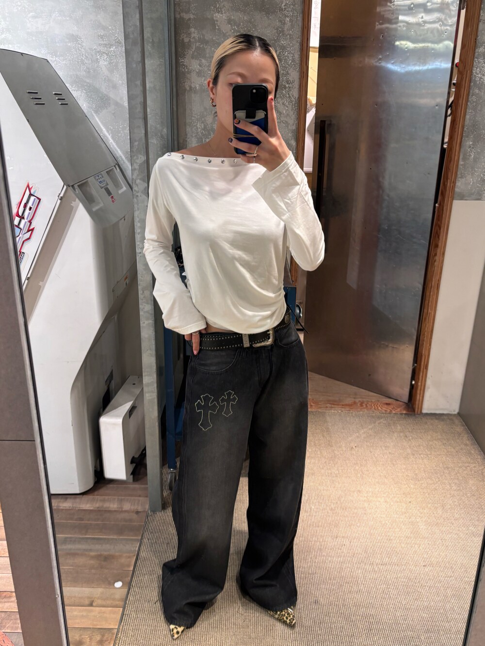 ブラック系のデニムパンツ、ブラック系のベルトを着用したレディースの春コーディネートの3枚目の写真