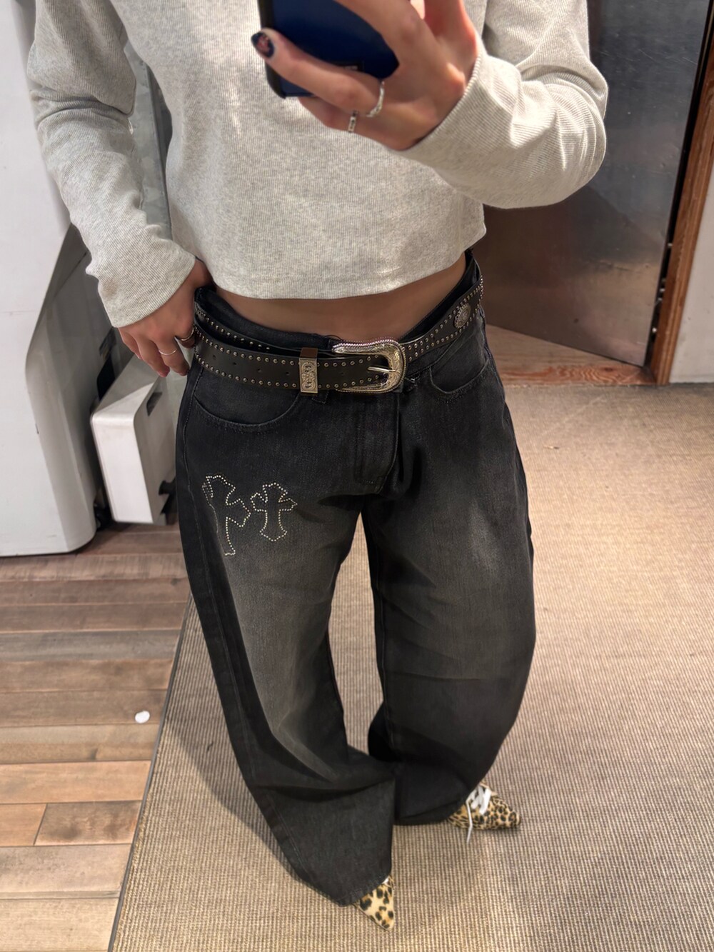 ブラック系のデニムパンツ、ブラック系のベルトを着用したレディースの春コーディネートの2枚目の写真