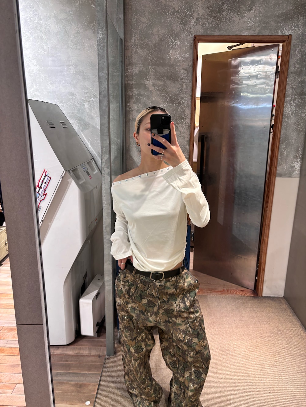 「カモフラ柄、迷彩、ダブルニーパンツ、オフショル、ワンショルダー、シアートップス、白、トップス」｜「WHO'S WHO galleryのワンオフショルスタッズドロストトップス（Tシャツ/カットソー、ホワイト系）」を使った、はるさん（レディース・160cm）の春コーディネートの2枚目の写真