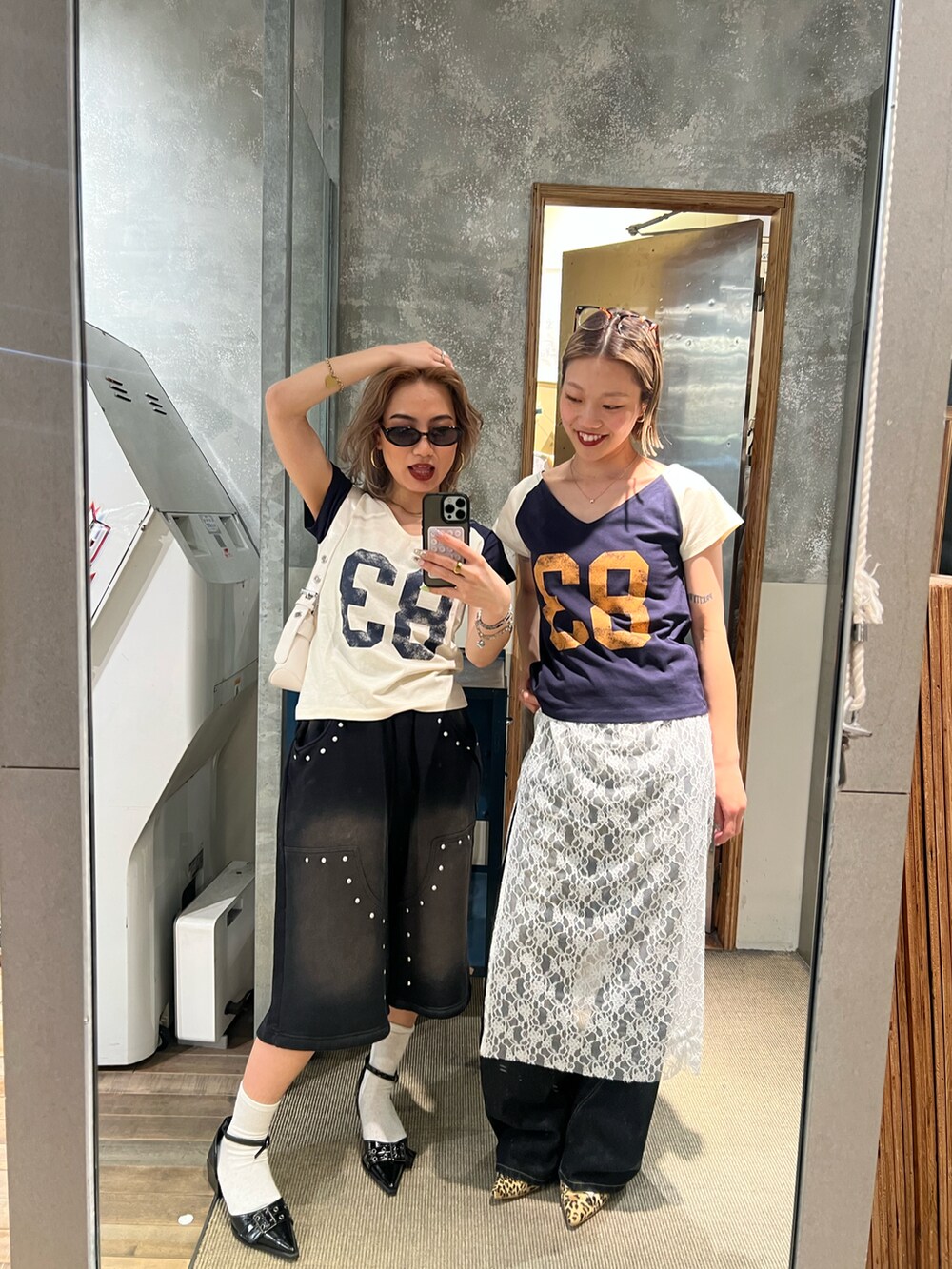 ブルー系のTシャツ/カットソー、ホワイト系のスカート、ブルー系のデニムパンツを着用したレディースの春コーディネートの2枚目の写真