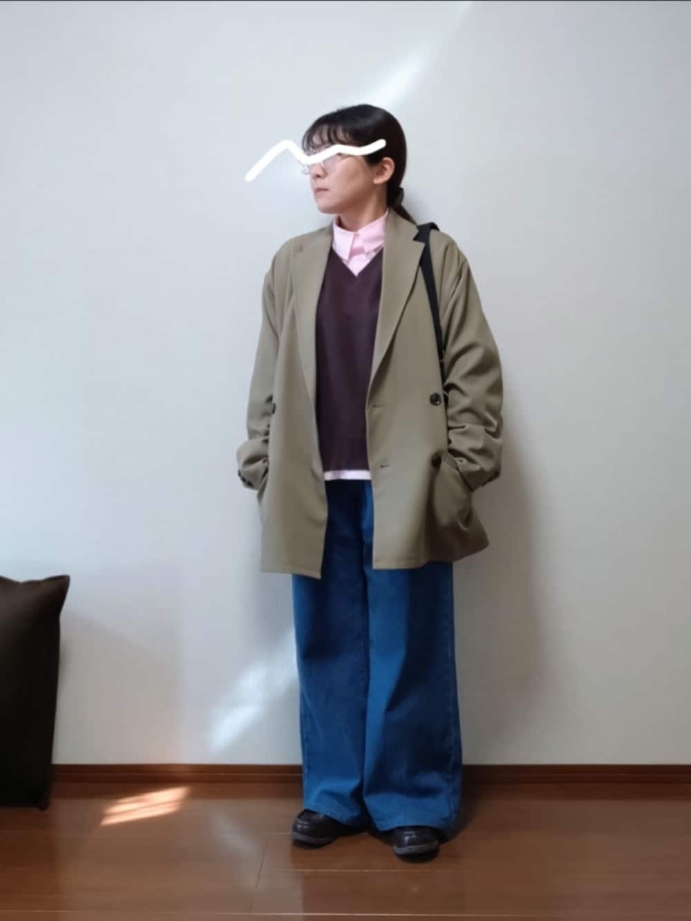 ベージュ系のテーラードジャケット、ブラウン系のニット/セーター、ブルー系のデニムパンツを着用したレディースの冬コーディネートの2枚目の写真