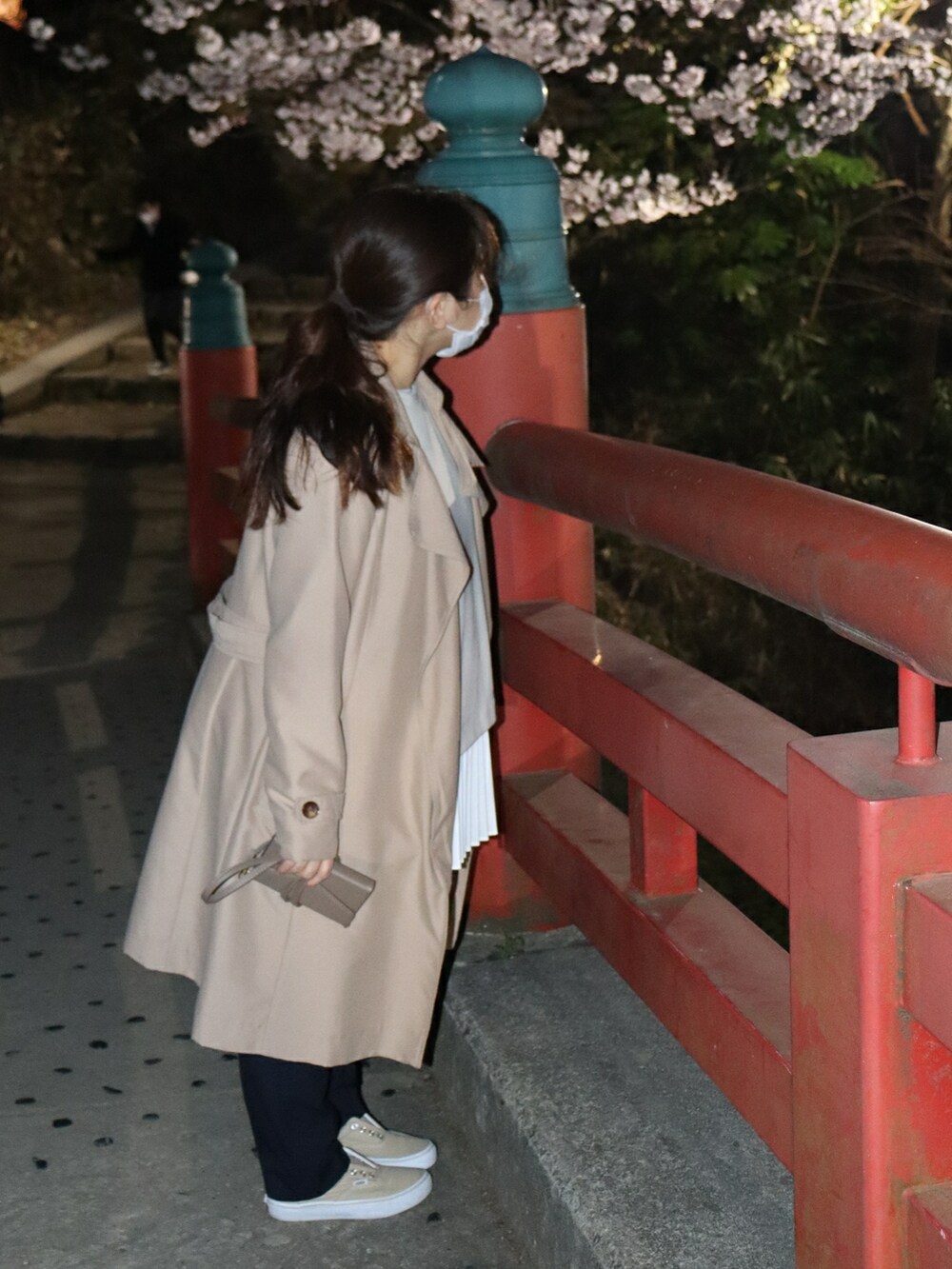 「はじめましてコーデ、大人カジュアル、きれいめカジュアル、春アウター、トレンチコート、レイヤードスタイル、ベスト、スニーカー、低身長、ぽっちゃり、骨格ストレート、骨格診断ストレート、マタニティ、マタニティコーデ」｜「groveの◆リヨセルタッチテロンチコート（トレンチコート、ベージュ系）」を使った、もちいりかさん（レディース・148cm）の春コーディネートの2枚目の写真