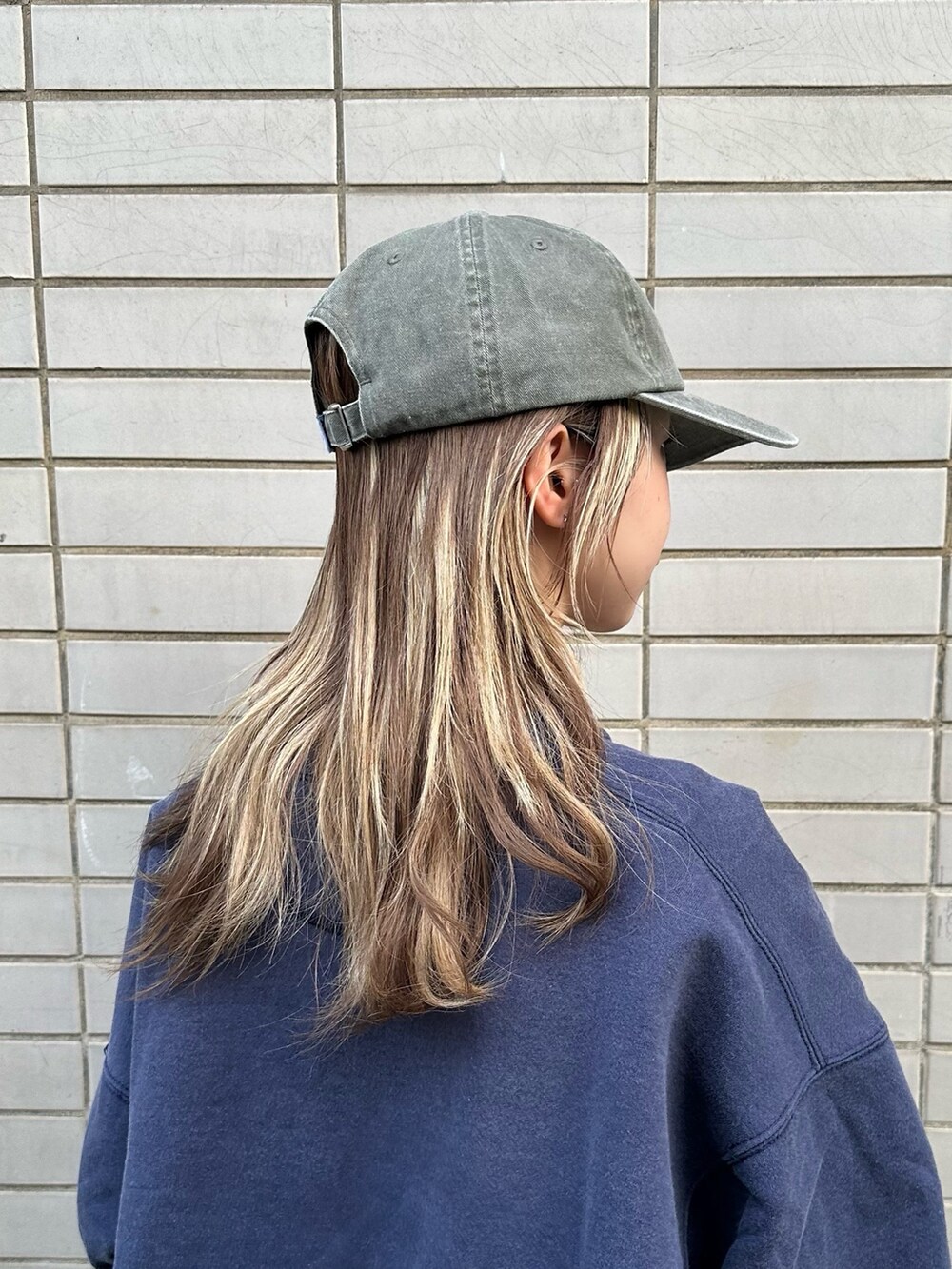 「キャップ、キャップコーデ、スウェット、トレーナー、チェック、チェックスカート、低身長、低身長コーデ」｜「OBEYのOBEY PIGMENT 6P STRAPBACK / オベイ（キャップ、ブラック系）」を使った、KIMさん（レディース・148cm）の秋コーディネートの3枚目の写真