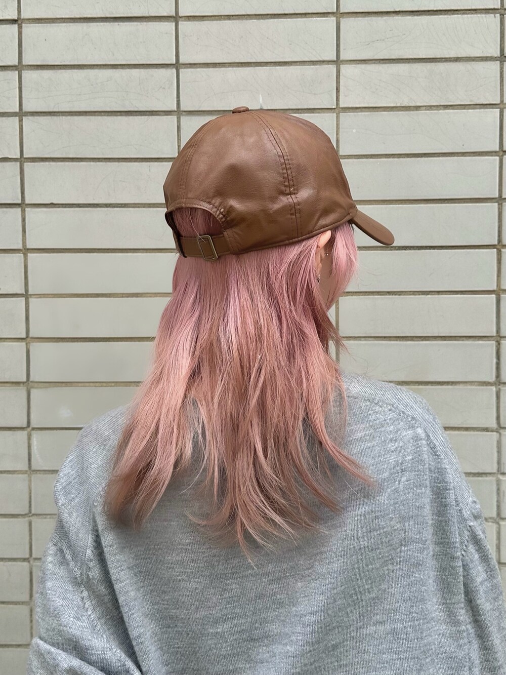 「秋コーデ、カーディガン、レザーキャップ、ニットコーデ、キャップ、キャップコーデ、低身長、低身長コーデ」｜「OVERRIDEのOVERRIDE  FAKE LEATHER CAP SGP / オーバーライド（キャップ、ブラウン系）」を使った、KIMさん（レディース・148cm）の秋コーディネートの4枚目の写真