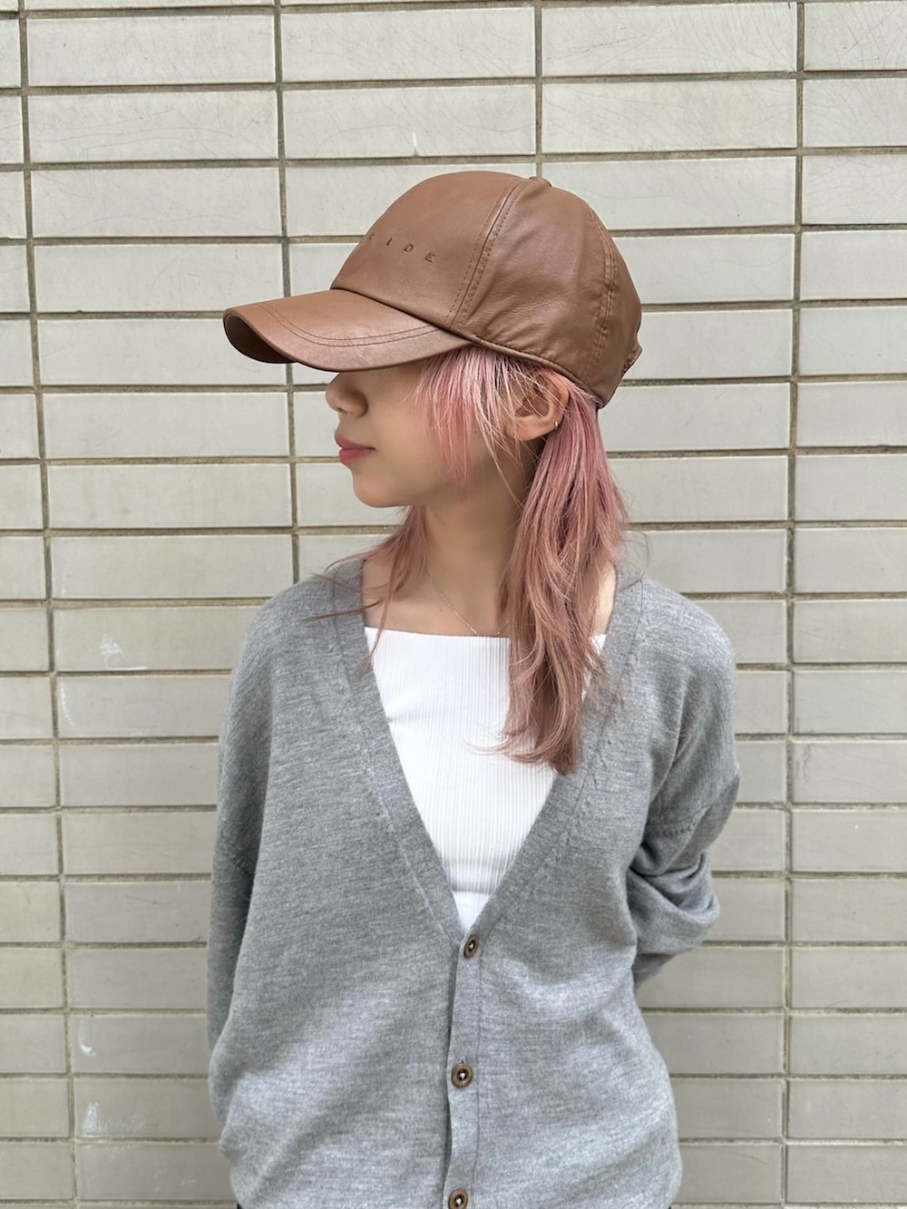 「秋コーデ、カーディガン、レザーキャップ、ニットコーデ、キャップ、キャップコーデ、低身長、低身長コーデ」｜「OVERRIDEのOVERRIDE  FAKE LEATHER CAP SGP / オーバーライド（キャップ、ブラウン系）」を使った、KIMさん（レディース・148cm）の秋コーディネートの3枚目の写真