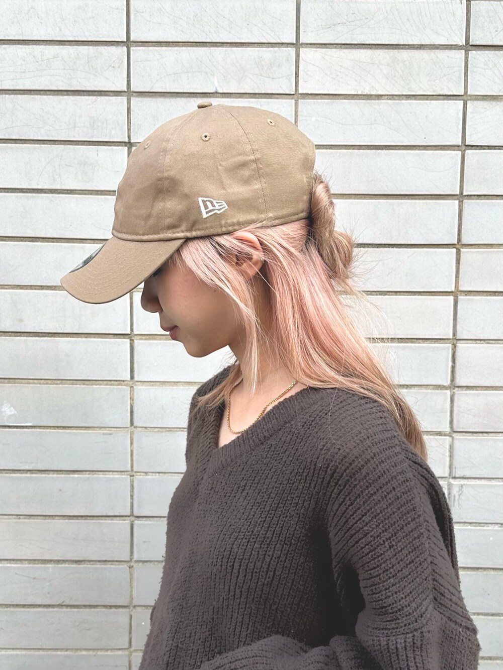 「秋っぽコーデ更新中、デニム、ニット、ブラウン、キャップコーデ、低身長コーデ、帽子、キャップ、NEW ERA、ニューエラ」｜「NEW ERAのNEW ERA  920 MLB MINI LOGO / ニューエラ（キャップ、グリーン系）」を使った、KIMさん（レディース・148cm）の秋コーディネートの4枚目の写真