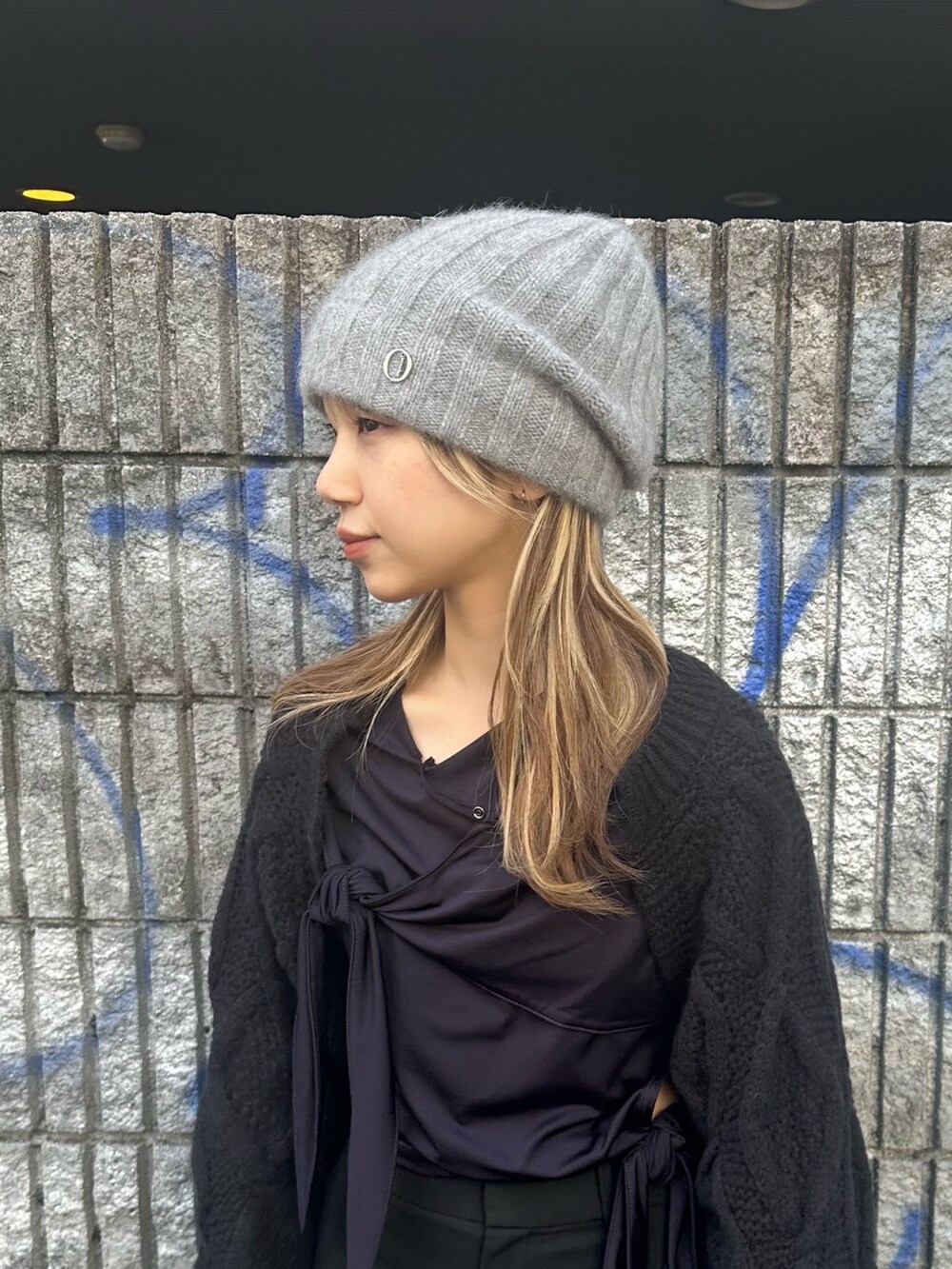 「冬コーデ、秋コーデ、オールブラック、ローファー、ニット帽、ニット、ビーニー」｜「Chapeau d' OのChapeau d' O Fox Rib Knit Beanie / シャポードオー（ニットキャップ/ビーニー、グレー系）」を使った、KIMさん（レディース・148cm）の冬コーディネートの2枚目の写真