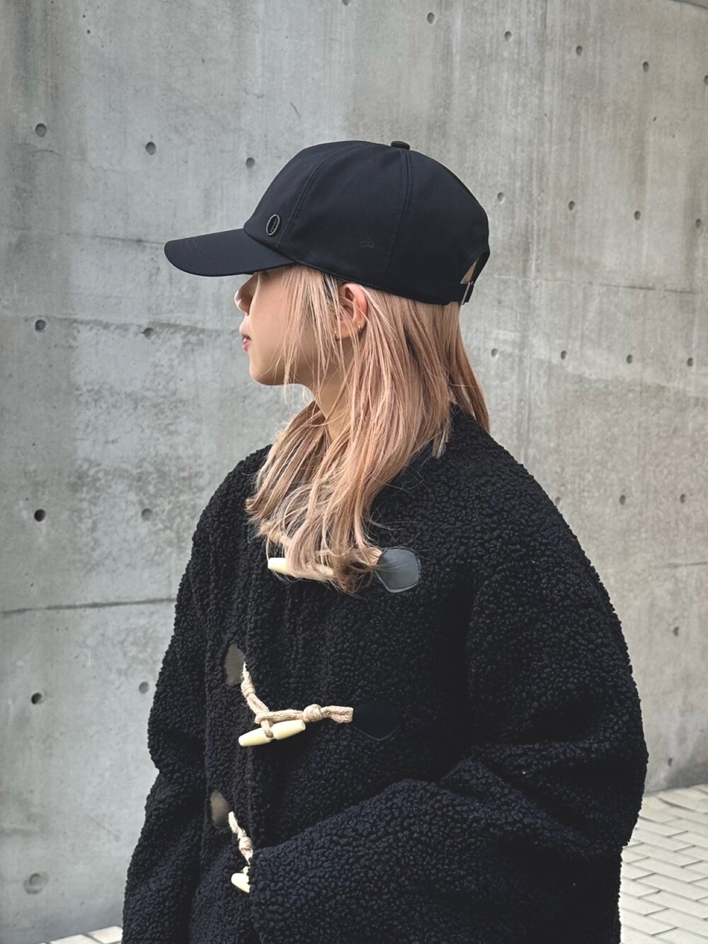 「キャップ、秋コーデ、冬コーデ、アウター、低身長コーデ、レイヤードスタイル、キャップコーデ」｜「Chapeau d' OのChapeau d' O T/C Twill 6Panel Cap EC / シャポードオー（キャップ、ブラック系）」を使った、KIMさん（レディース・148cm）の秋コーディネートの2枚目の写真