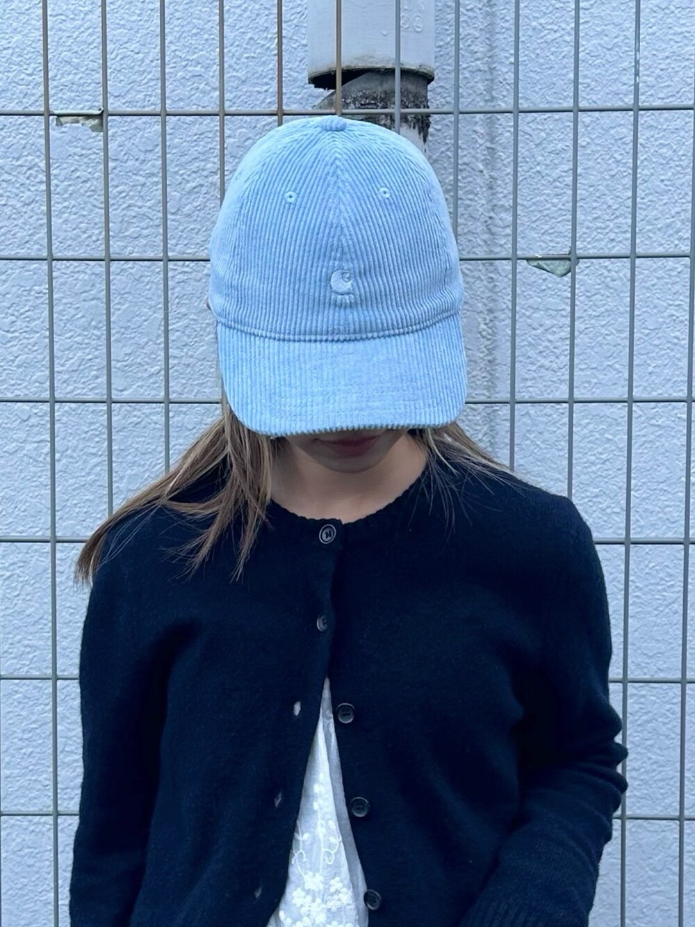 「冬コーデ、カーディガン、キャップ、キャップコーデ、レイヤードスタイル、ブーツ、低身長、低身長コーデ」｜「Carharttのcarhartt HARLEM CAP / カーハート（キャップ、ブルー系）」を使った、KIMさん（レディース・148cm）の冬コーディネートの2枚目の写真