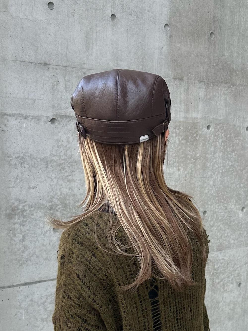 「冬コーデ、ハンチング、ハンチング帽、ニット、スカートパンツ、スカート、ローファー」｜「OVERRIDEのOVERRIDE  FAKE LEATHER HUNTING SGP / オーバーライド（ハンチング/ベレー帽、ブラウン系）」を使った、KIMさん（レディース・148cm）の冬コーディネートの3枚目の写真