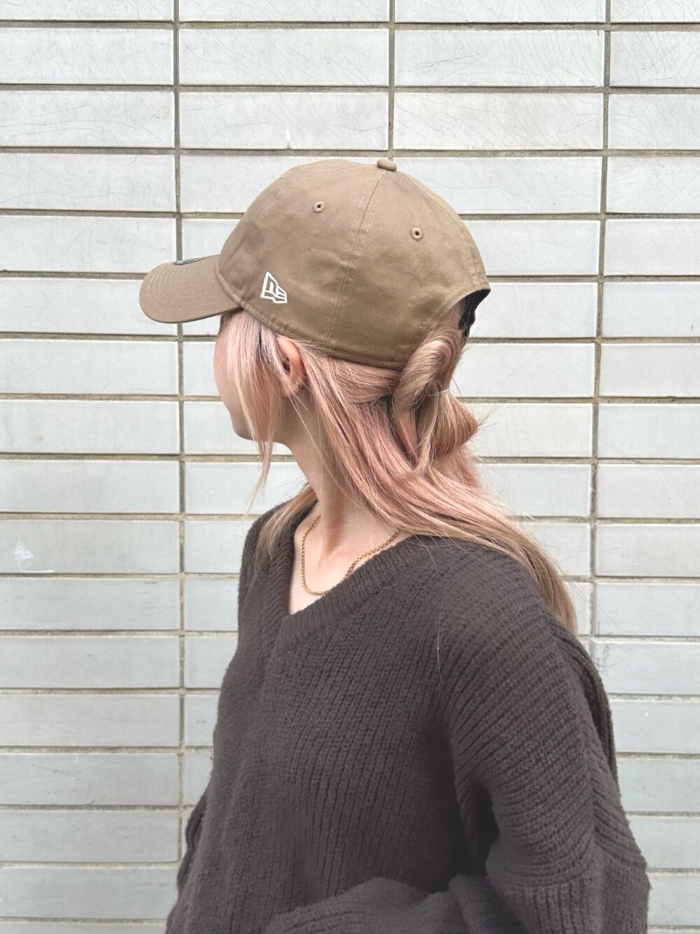 「秋っぽコーデ更新中、デニム、ニット、ブラウン、キャップコーデ、低身長コーデ、帽子、キャップ、NEW ERA、ニューエラ」｜「NEW ERAのNEW ERA  920 MLB MINI LOGO / ニューエラ（キャップ、グリーン系）」を使った、KIMさん（レディース・148cm）の秋コーディネートの3枚目の写真