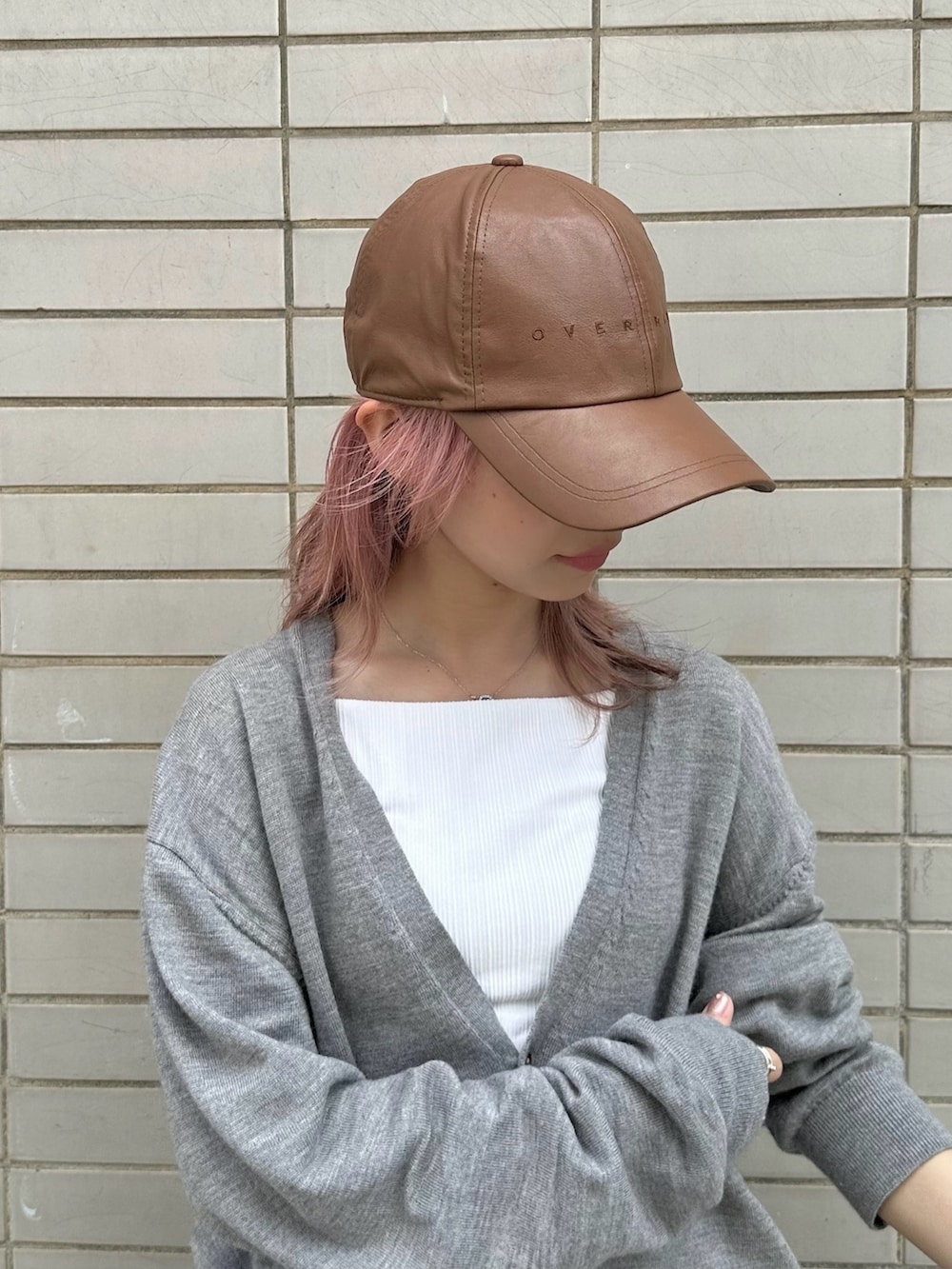 「秋コーデ、カーディガン、レザーキャップ、ニットコーデ、キャップ、キャップコーデ、低身長、低身長コーデ」｜「OVERRIDEのOVERRIDE  FAKE LEATHER CAP SGP / オーバーライド（キャップ、ブラウン系）」を使った、KIMさん（レディース・148cm）の秋コーディネートの2枚目の写真