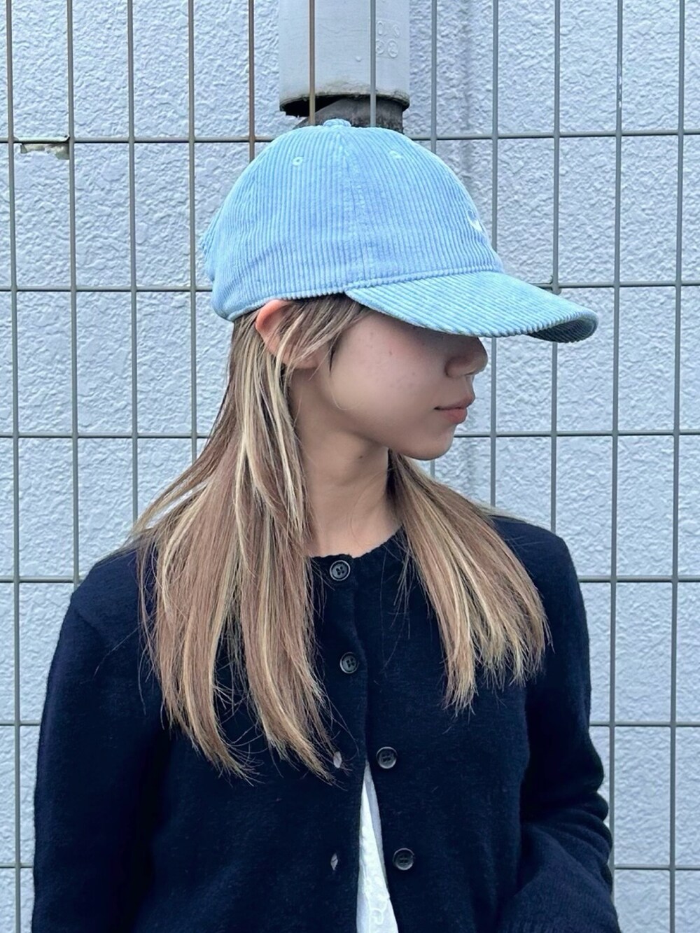 「冬コーデ、カーディガン、キャップ、キャップコーデ、レイヤードスタイル、ブーツ、低身長、低身長コーデ」｜「Carharttのcarhartt HARLEM CAP / カーハート（キャップ、ブルー系）」を使った、KIMさん（レディース・148cm）の冬コーディネートの3枚目の写真