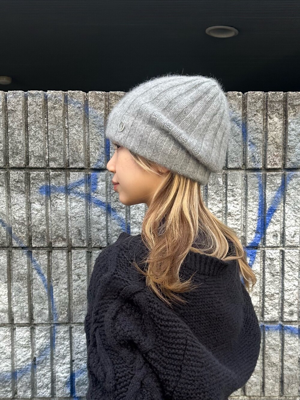 「冬コーデ、秋コーデ、オールブラック、ローファー、ニット帽、ニット、ビーニー」｜「Chapeau d' OのChapeau d' O Fox Rib Knit Beanie / シャポードオー（ニットキャップ/ビーニー、グレー系）」を使った、KIMさん（レディース・148cm）の冬コーディネートの3枚目の写真