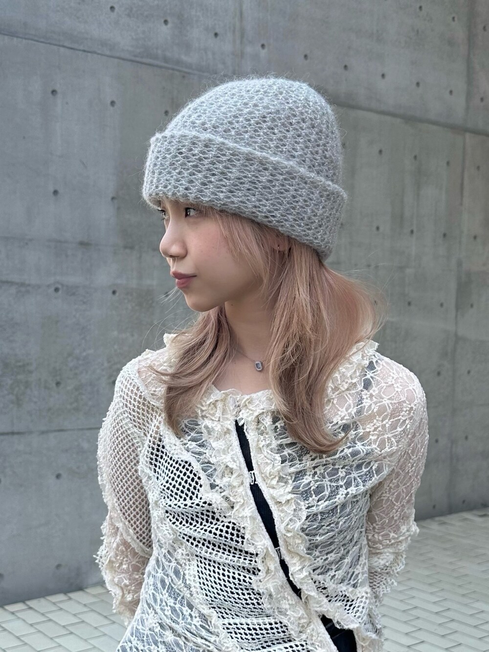 「レース、レースブラウス、モヘア、モヘアニット、モヘアニット帽、ニット帽、ニット帽コーデ、低身長、低身長コーデ、秋コーデ、秋のコーデ」｜「OVERRIDEのOVERRIDE  MOHAIR BLEND MESH BEANIE / オーバーライド（ニットキャップ/ビーニー、グレー系）」を使った、KIMさん（レディース・148cm）の秋コーディネートの2枚目の写真