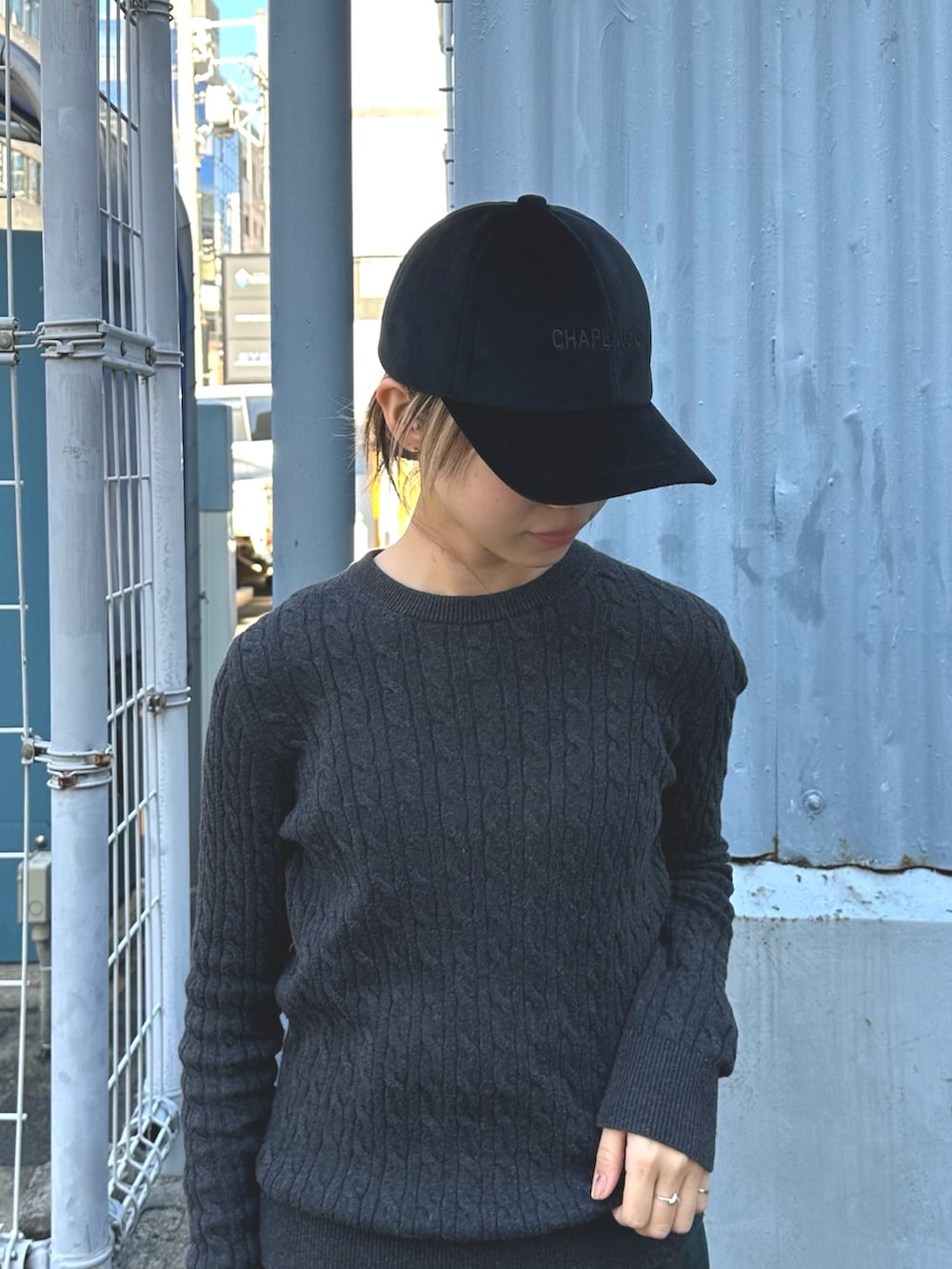 「冬コーデ、古着MIX、チェックスカート、キャップコーデ、ニット、低身長、低身長コーデ」｜「Chapeau d' OのChapeau d' O Velour Lame Emb 6Panel Cap / シャポードオー（キャップ、ブラック系）」を使った、KIMさん（レディース・148cm）の秋コーディネートの4枚目の写真