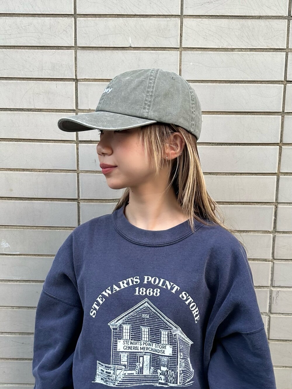 「キャップ、キャップコーデ、スウェット、トレーナー、チェック、チェックスカート、低身長、低身長コーデ」｜「OBEYのOBEY PIGMENT 6P STRAPBACK / オベイ（キャップ、ブラック系）」を使った、KIMさん（レディース・148cm）の秋コーディネートの2枚目の写真