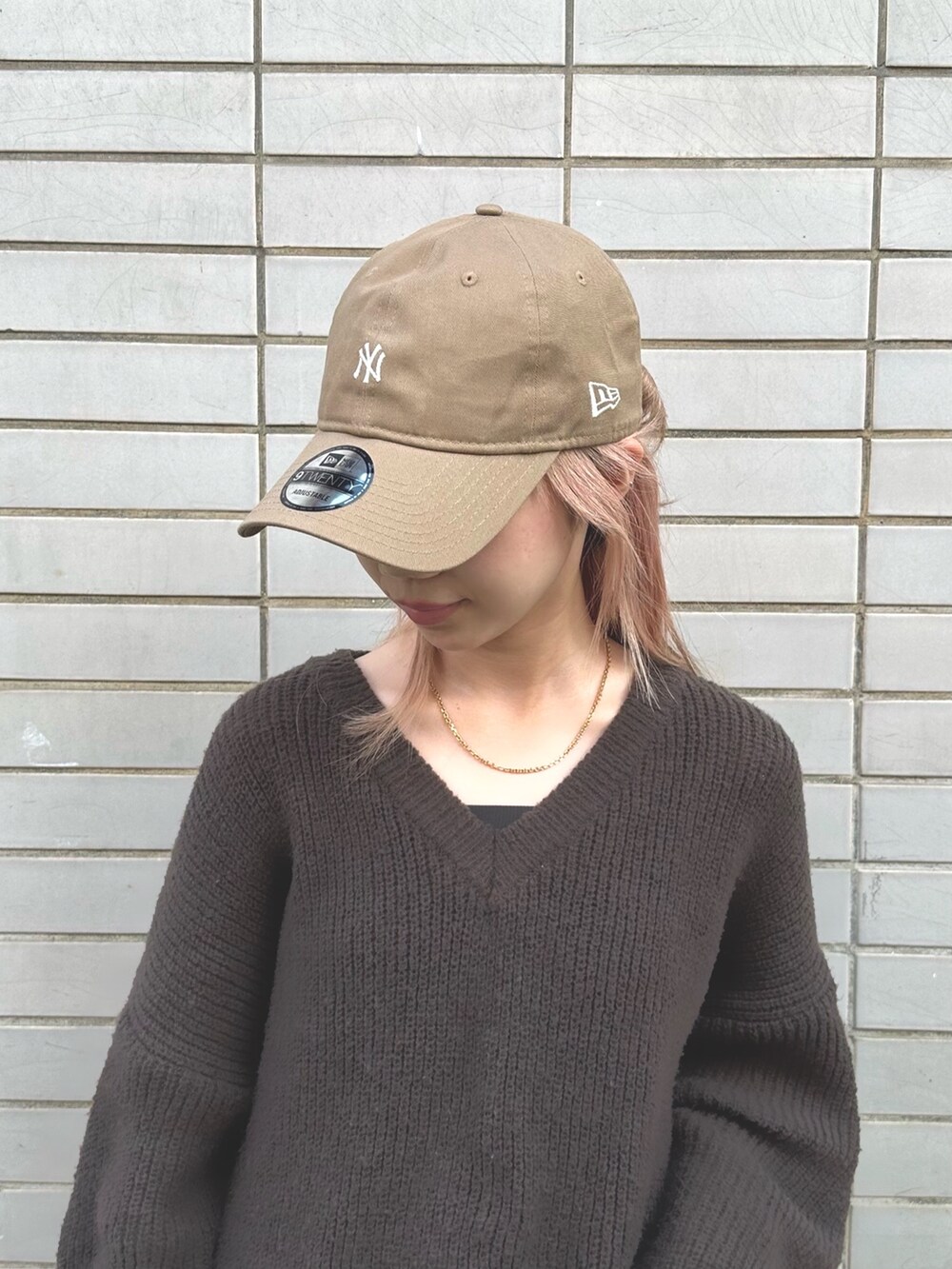 「秋っぽコーデ更新中、デニム、ニット、ブラウン、キャップコーデ、低身長コーデ、帽子、キャップ、NEW ERA、ニューエラ」｜「NEW ERAのNEW ERA  920 MLB MINI LOGO / ニューエラ（キャップ、グリーン系）」を使った、KIMさん（レディース・148cm）の秋コーディネートの2枚目の写真