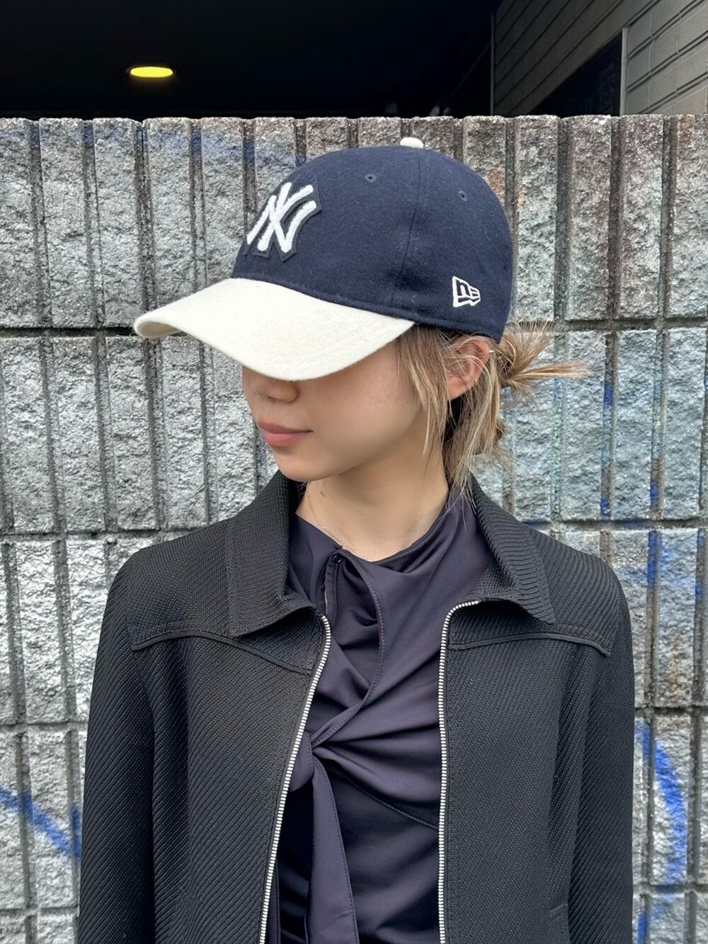 「キャップ、キャップコーデ、秋コーデ、秋のコーデ、秋冬コーデ、ブラック、低身長コーデ、低身長」｜「NEW ERAのNEW ERA  920 SAGARA 2TONE / ニューエラ（キャップ、ブルー系）」を使った、KIMさん（レディース・148cm）の秋コーディネートの4枚目の写真
