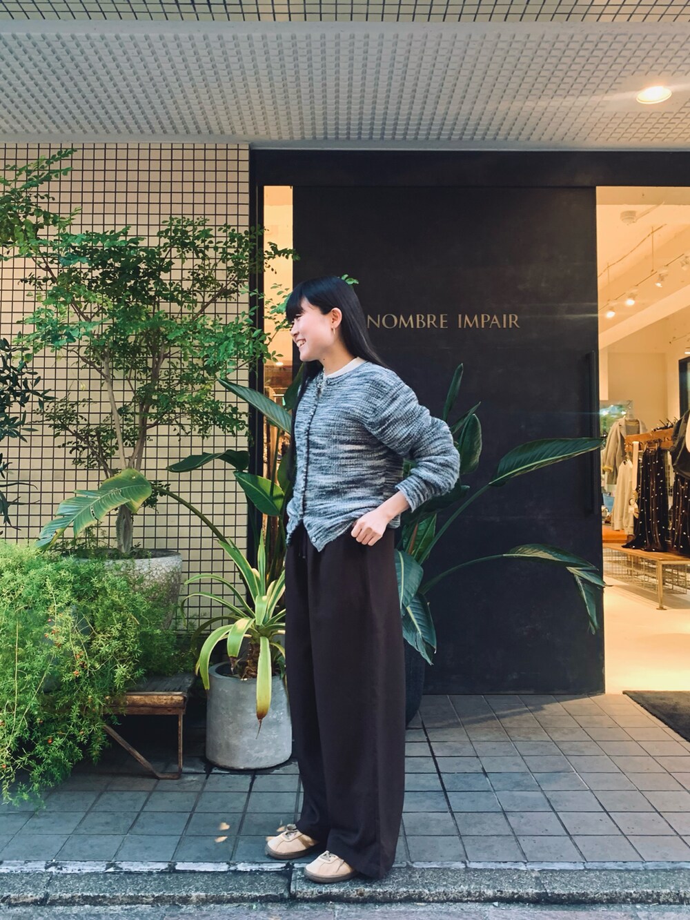 「冬服、デイリーカジュアル、ノンブルアンペール、シンプルコーデ、メンズライク、ブラウン、おしゃれさんと繋がりたい、パンツスタイル、スニーカーコーデ、カジュアルコーデ」｜「NOMBRE IMPAIRのモヘヤタッチカスリ　片畦ショートカーディガン（ニット/セーター、グレー系）」を使った、nakamura.さん（レディース・152cm）の冬コーディネートの2枚目の写真