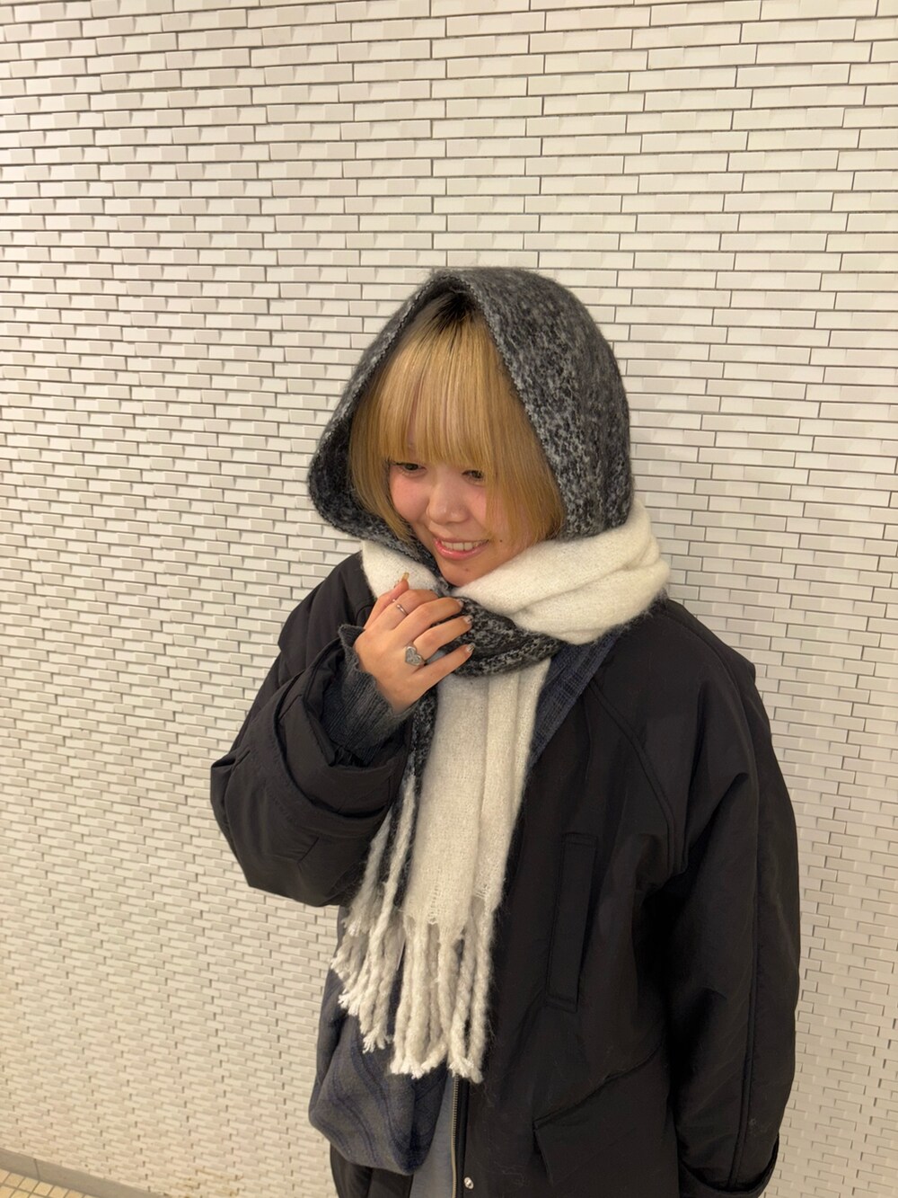 ブラック系のダウンジャケット/コート、ブラック系のマフラーを着用したレディースの冬コーディネートの4枚目の写真