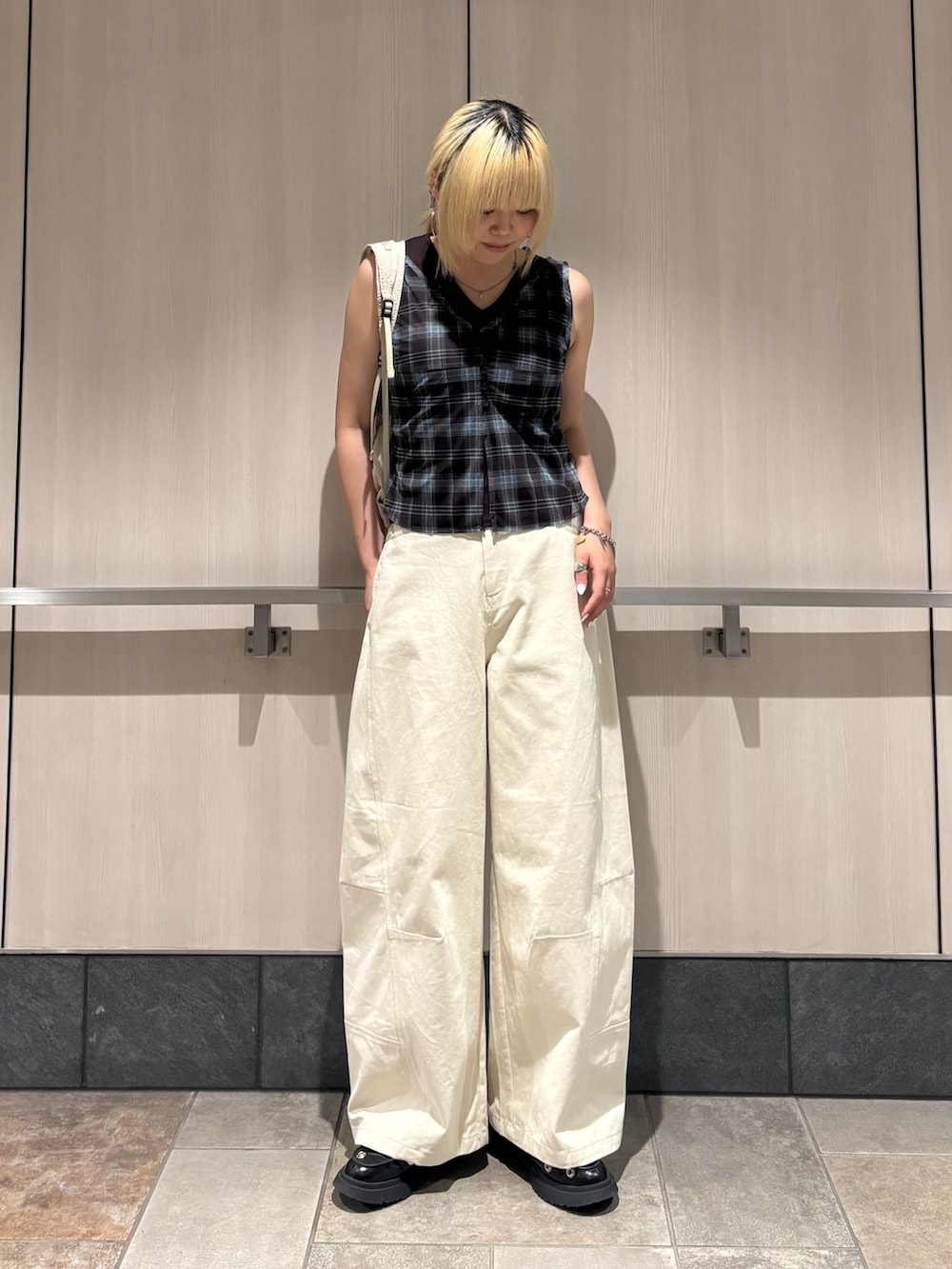 ホワイト系のその他パンツ、ブラウン系のタンクトップ、ベージュ系のバックパック/リュックを着用したレディースの夏コーディネートの3枚目の写真