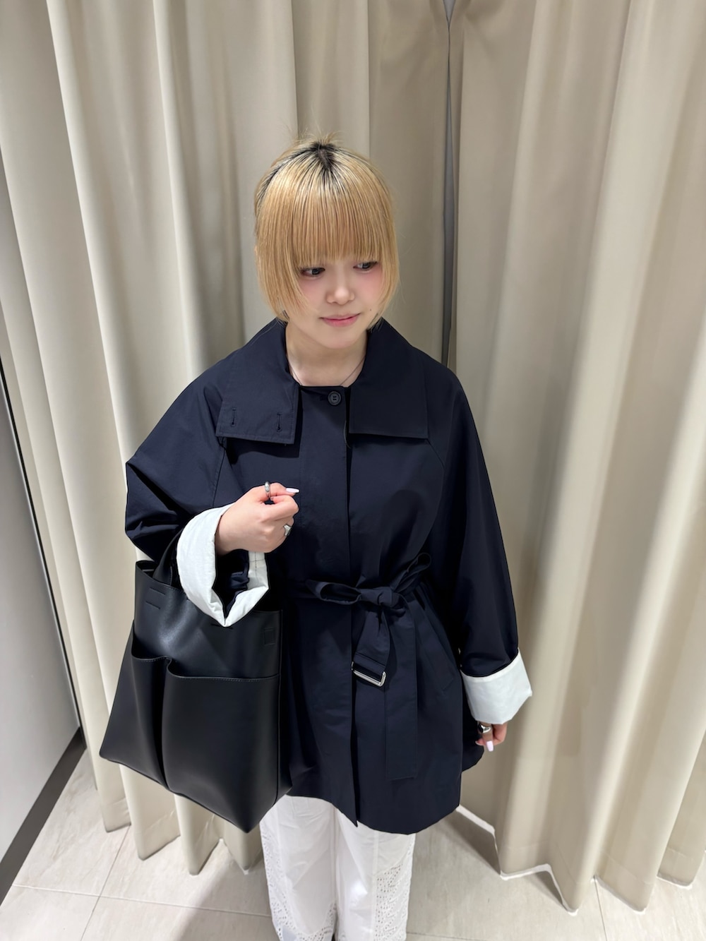 ブルー系のその他アウター、ブラック系のショルダーバッグ、ホワイト系のその他パンツを着用したレディースの春コーディネートの2枚目の写真