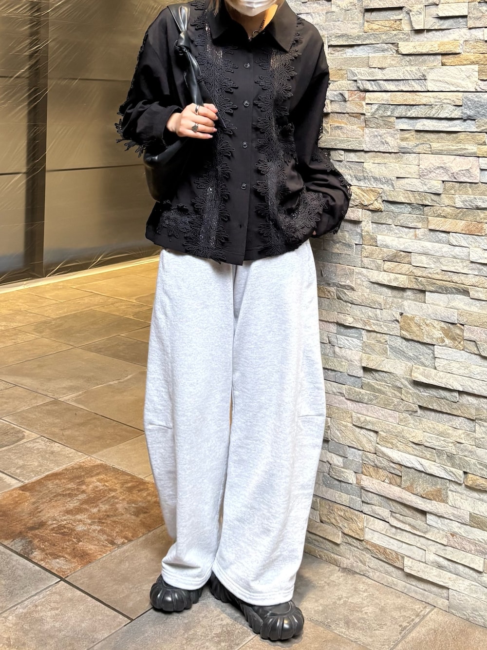 ブラック系のシャツ/ブラウス、ブラック系のショルダーバッグを着用したレディースの冬コーディネートの3枚目の写真