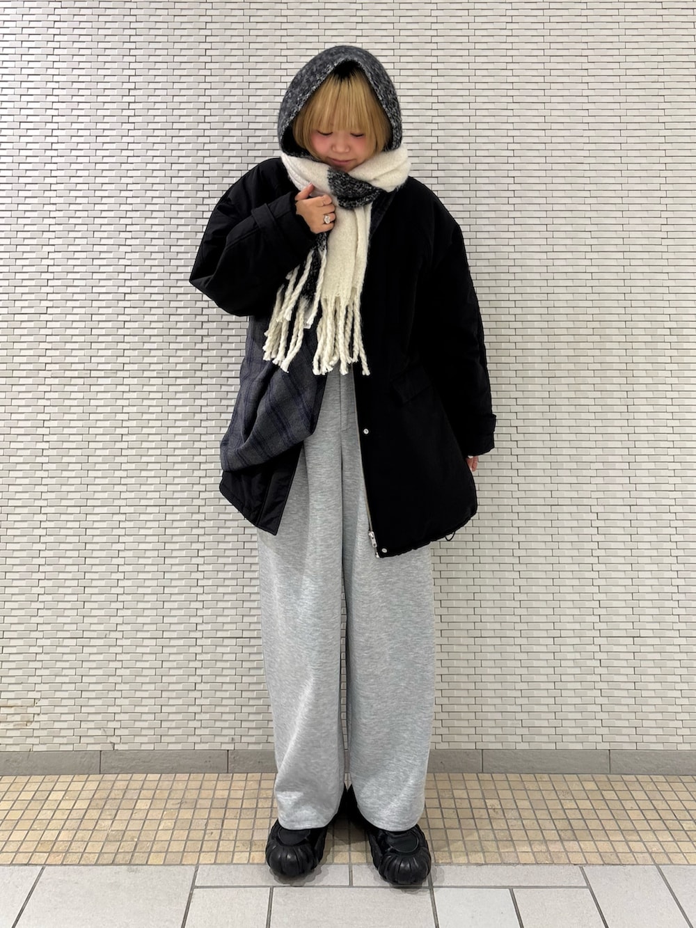 ブラック系のダウンジャケット/コート、ブラック系のマフラーを着用したレディースの冬コーディネートの3枚目の写真