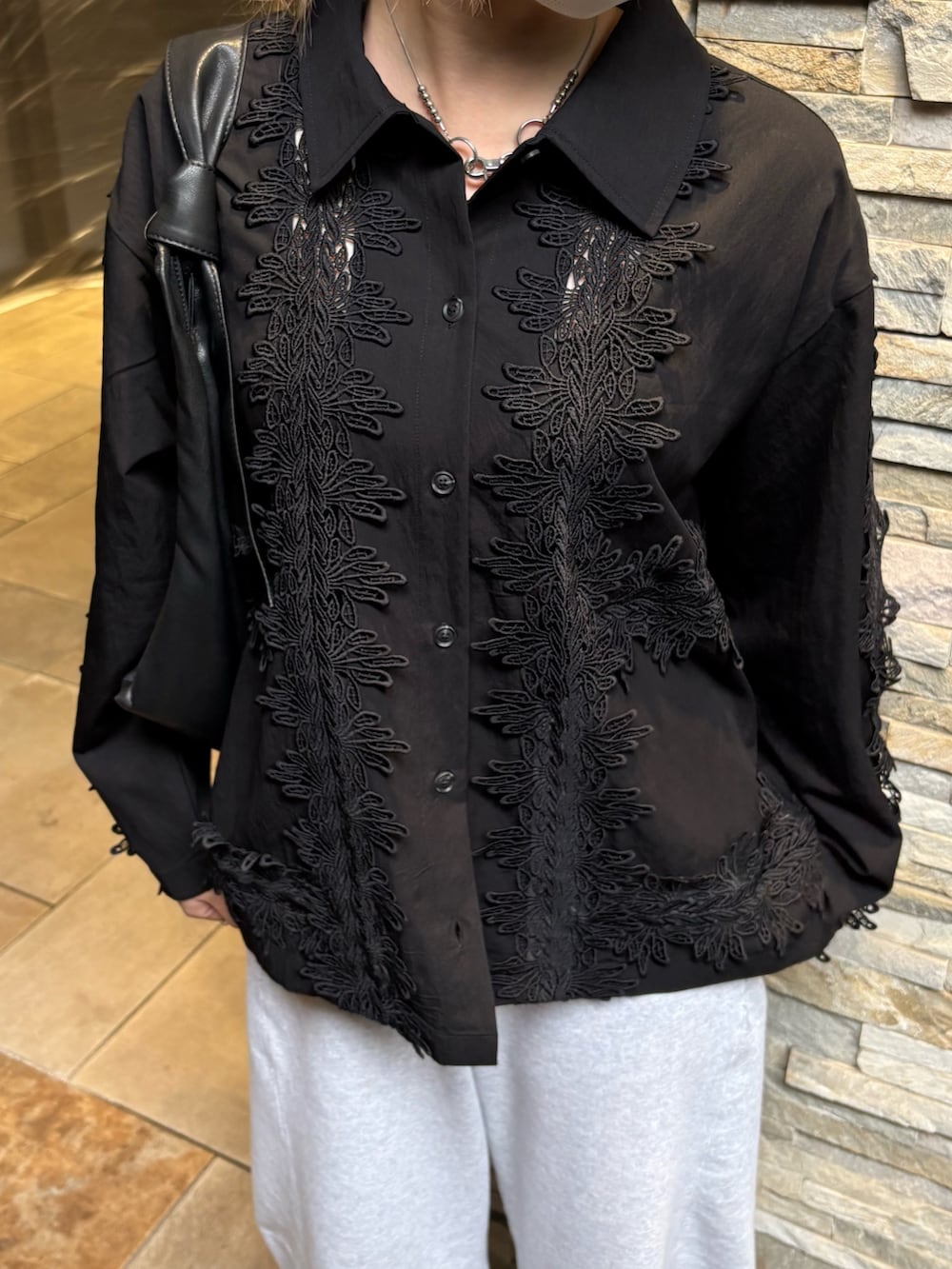 ブラック系のシャツ/ブラウス、ブラック系のショルダーバッグを着用したレディースの冬コーディネートの4枚目の写真