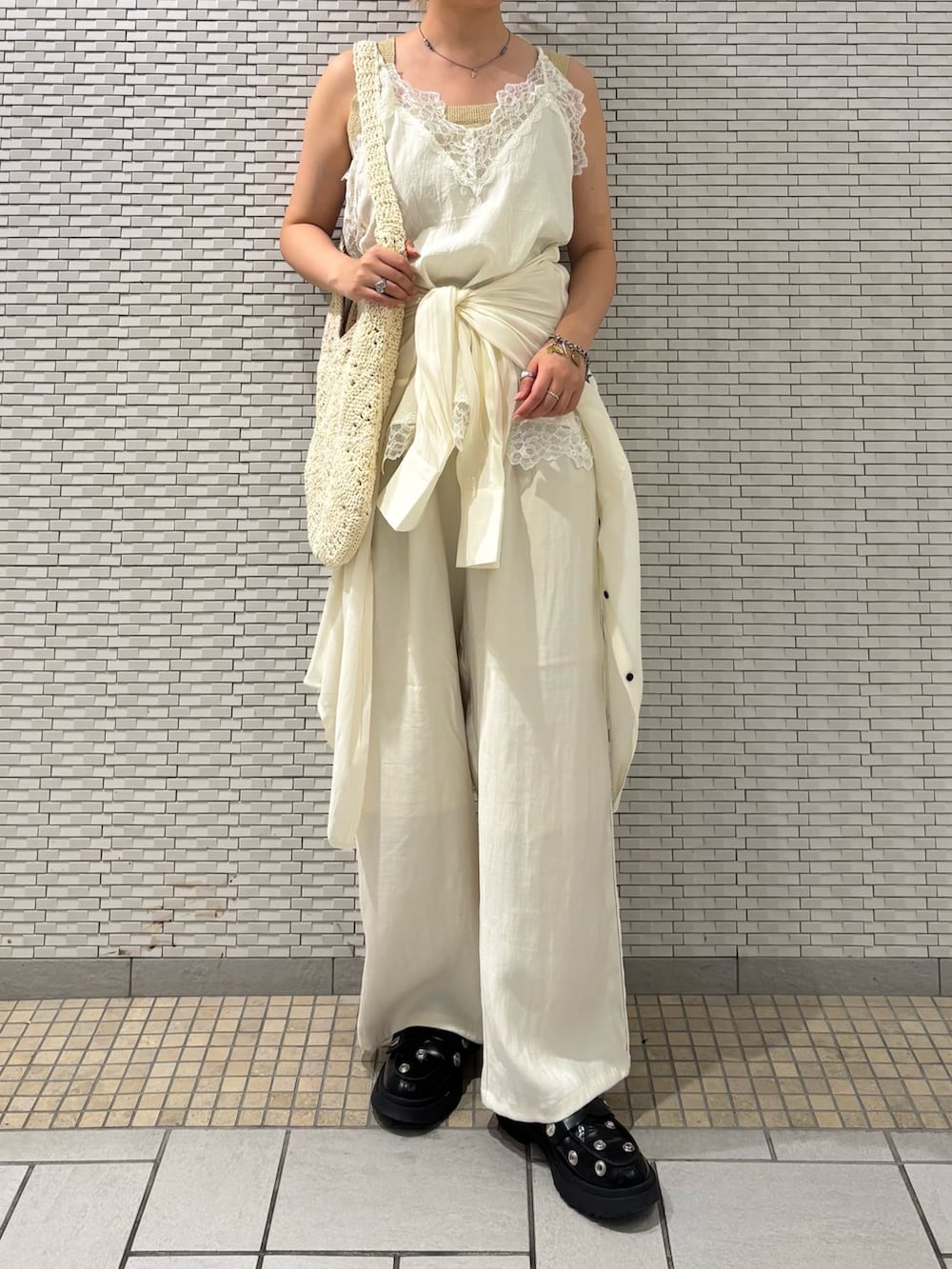 ホワイト系のその他パンツ、ホワイト系のシャツ/ブラウス、ホワイト系のキャミソールを着用したレディースの夏コーディネートの3枚目の写真