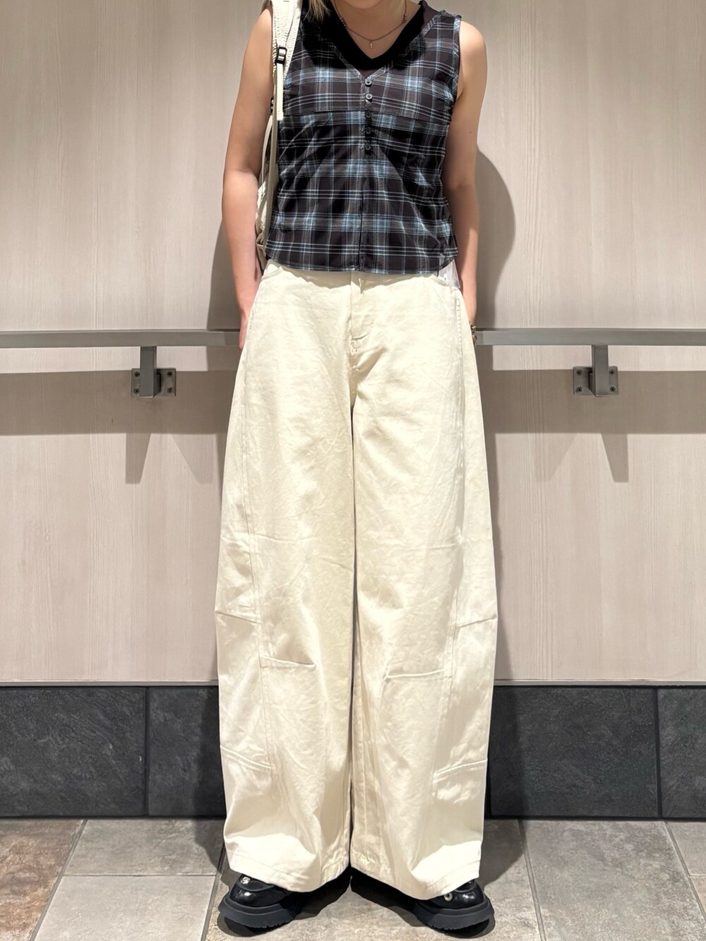 ホワイト系のその他パンツ、ブラウン系のタンクトップ、ベージュ系のバックパック/リュックを着用したレディースの夏コーディネートの4枚目の写真