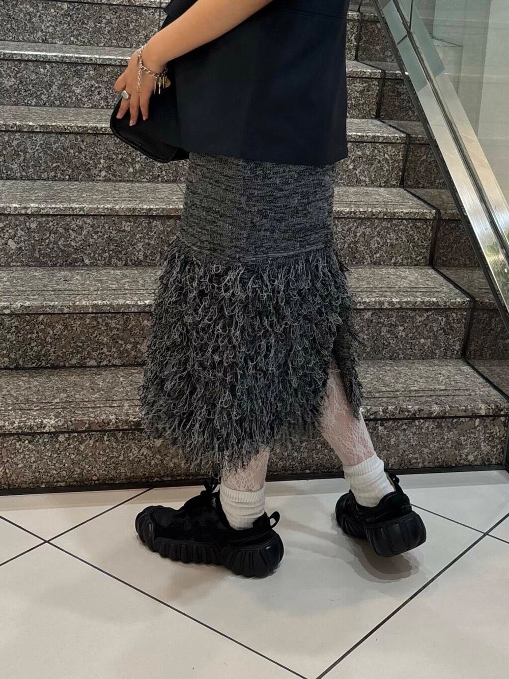 ブラック系のボストンバッグ、グレー系のその他アウター、グレー系のワンピースを着用したレディースの夏コーディネートの4枚目の写真