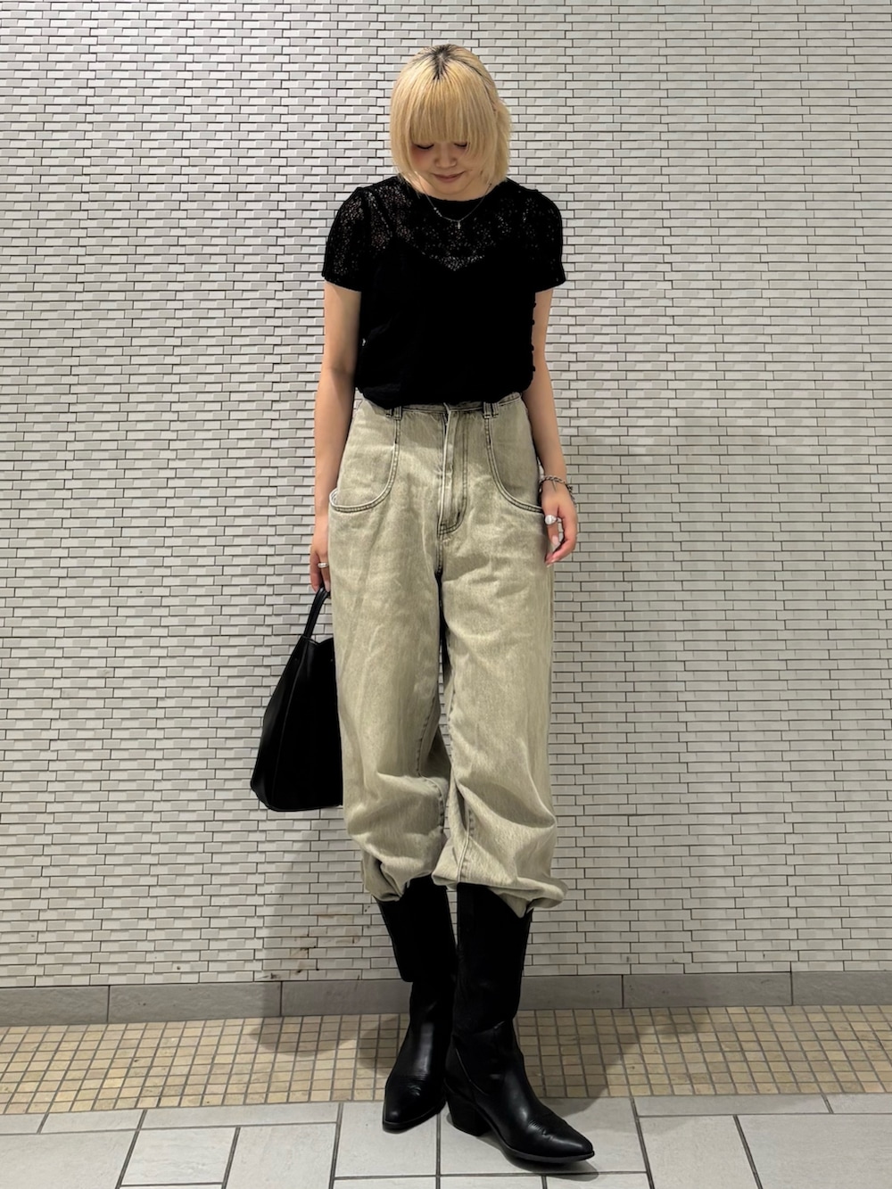 ブラック系のTシャツ/カットソー、グリーン系のデニムパンツを着用したレディースの夏コーディネートの2枚目の写真