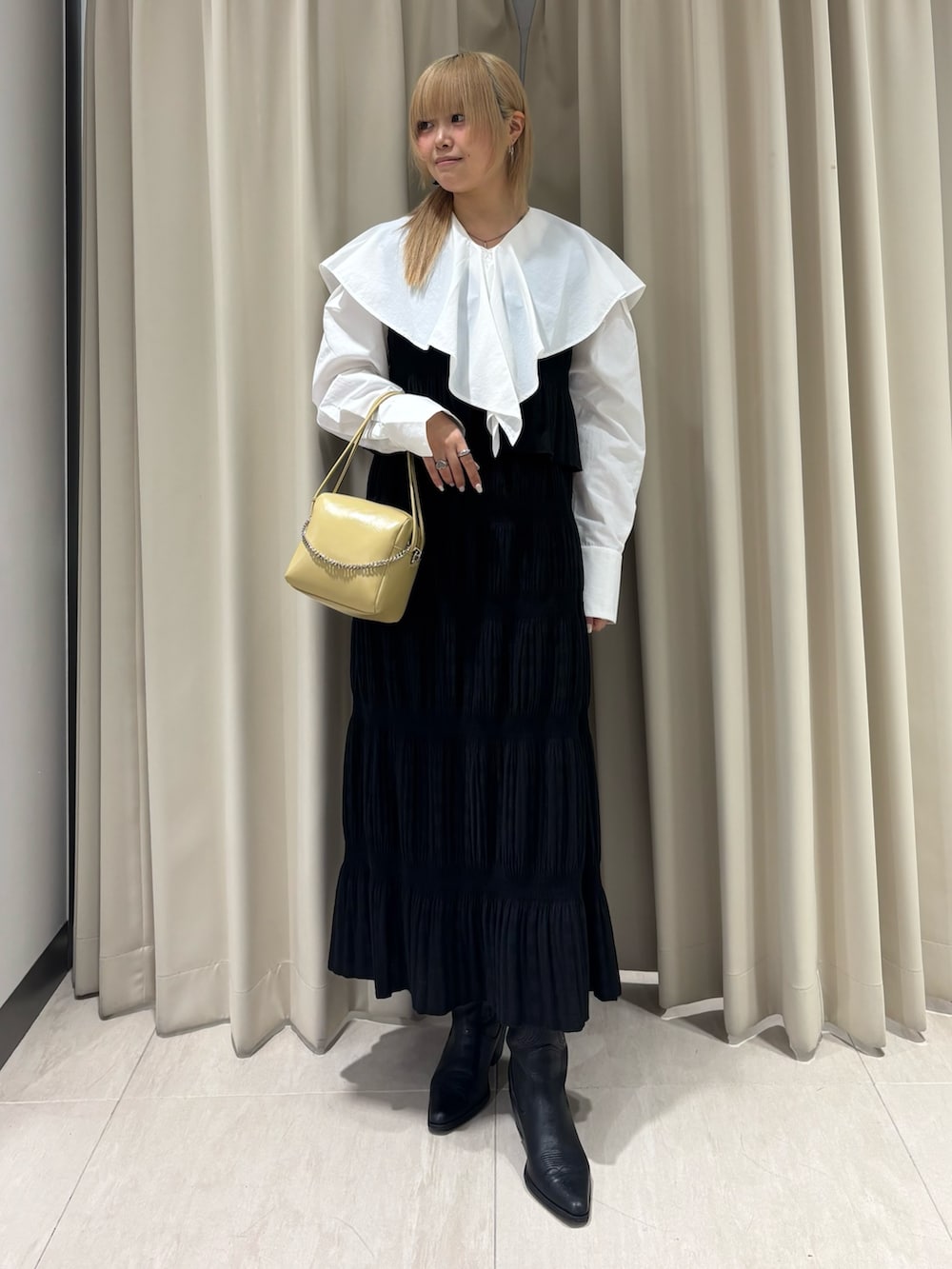 ホワイト系のシャツ/ブラウス、ブラック系のセットアップ、ベージュ系のショルダーバッグを着用したレディースの春コーディネートの4枚目の写真