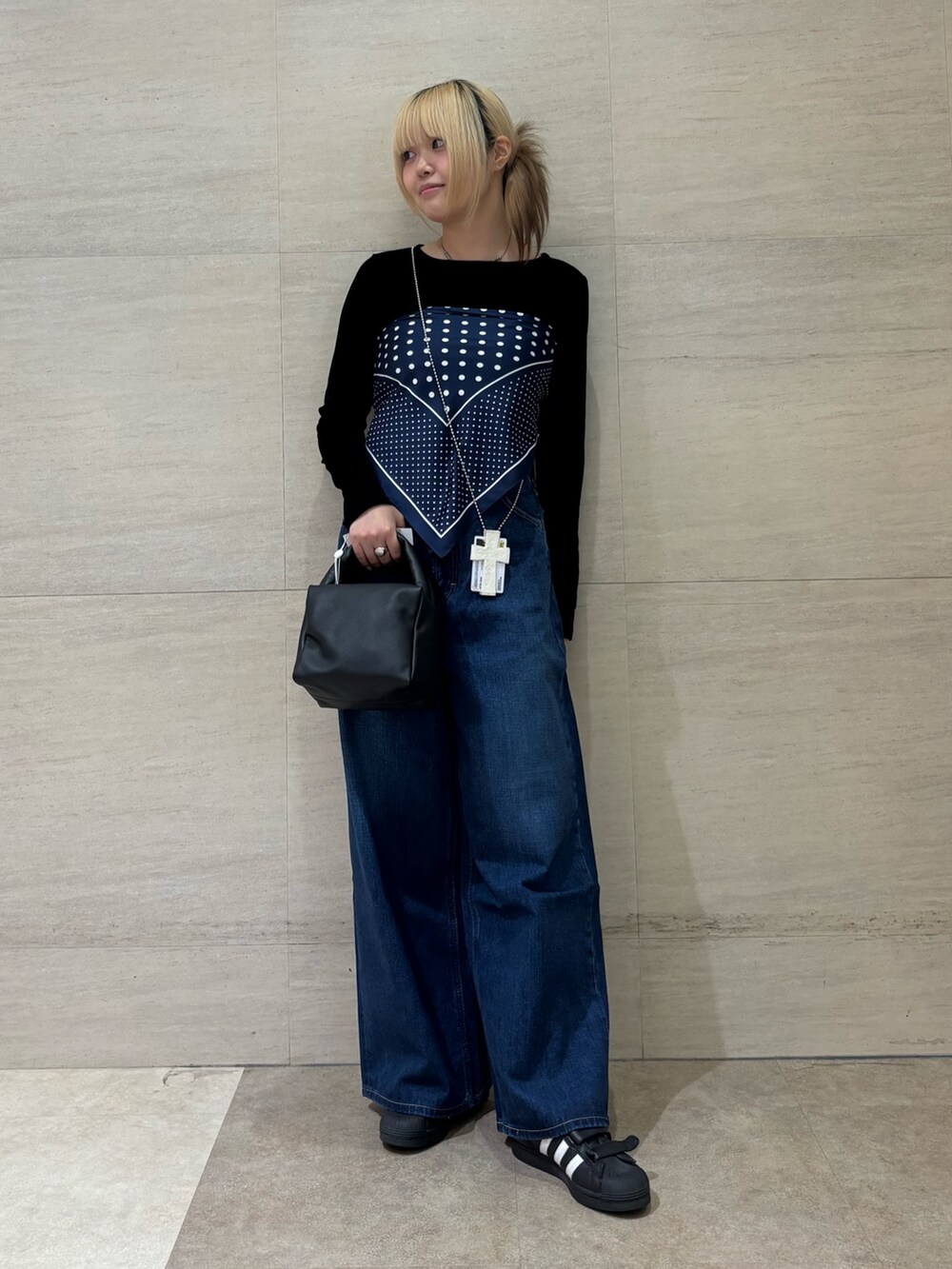 ブルー系のカフリンクス、ブラック系のTシャツ/カットソー、ブルー系のデニムパンツを着用したレディースの秋コーディネートの3枚目の写真
