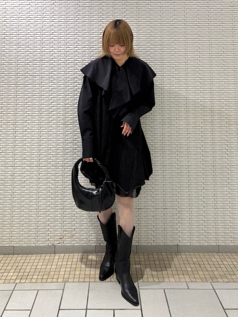 ブラック系のシャツ/ブラウス、ブラック系のワンピース、ブラック系のハンドバッグを着用したレディースの冬コーディネートの2枚目の写真