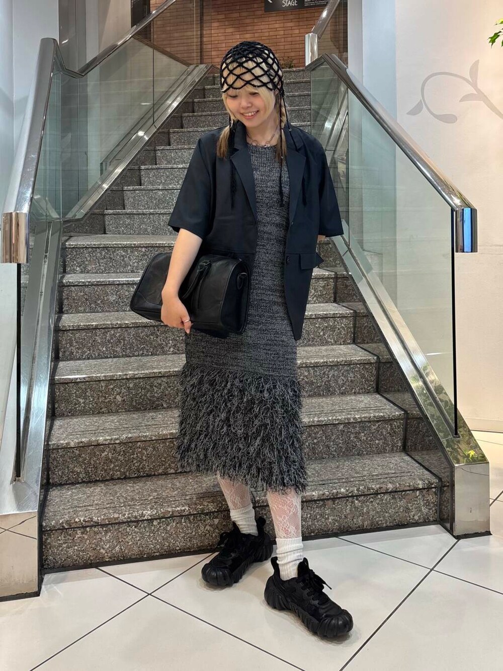 ブラック系のボストンバッグ、グレー系のその他アウター、グレー系のワンピースを着用したレディースの夏コーディネートの3枚目の写真